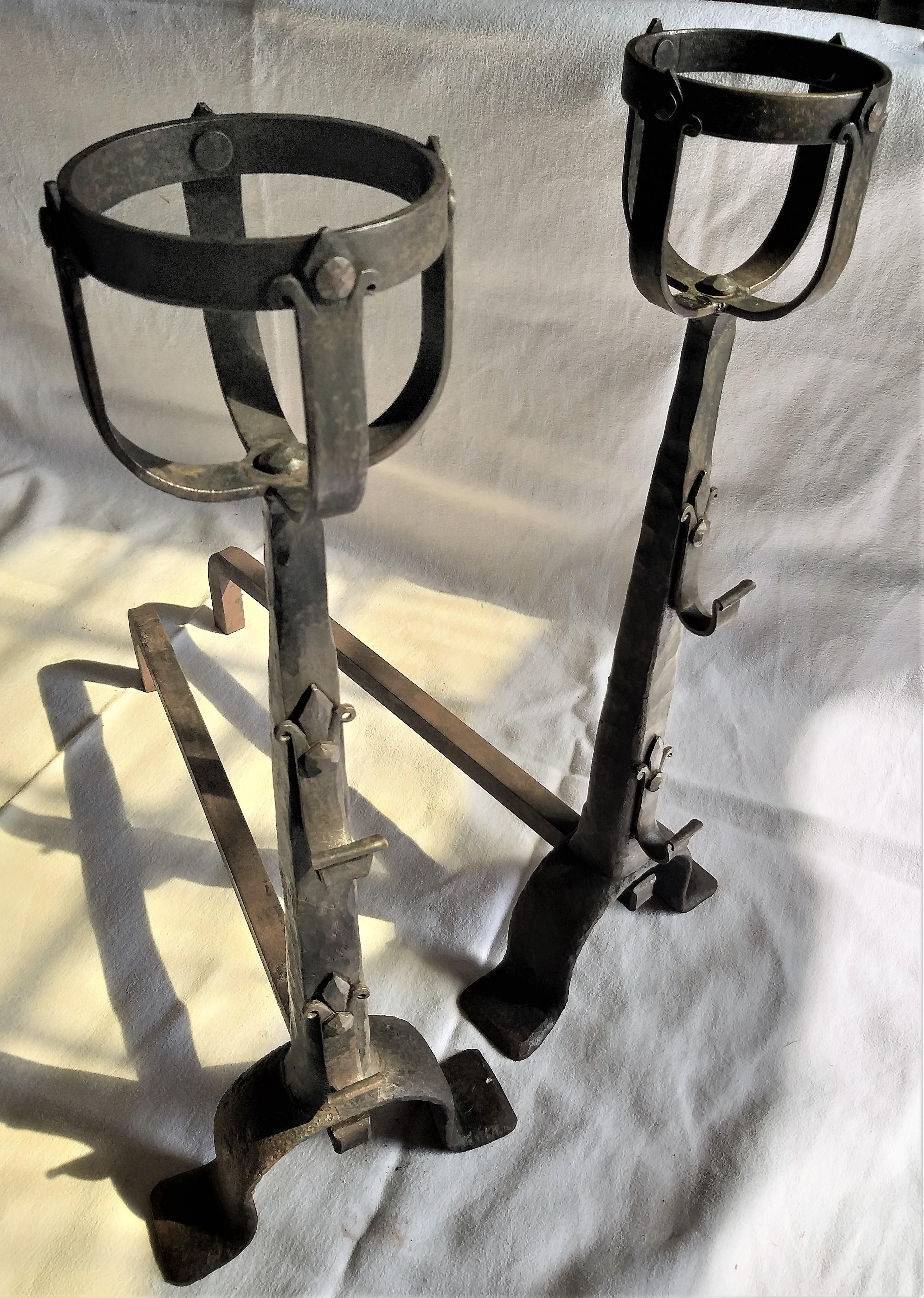 A large and early pair of 18th century iron endirons in very good vintage-used condition.
Included a cup-shaped top to hold 'porridge' ( a food, commonly eaten as a céreal-grain in milk. )
The original patina dues to age and use.
The horizontal bars