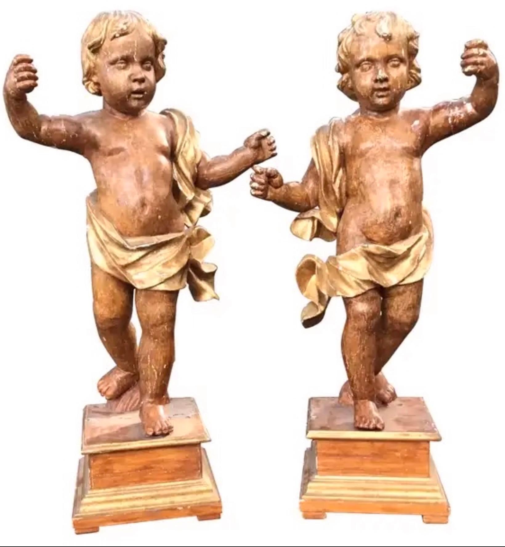 Il s'agit d'une superbe paire de sculptures italiennes de chérubins ou d'anges, datant du 18e siècle. D'une hauteur de près d'un mètre quatre-vingt-dix, le couple est assez grand et réaliste. Très impressionnant. Avec des crochets originaux en fer