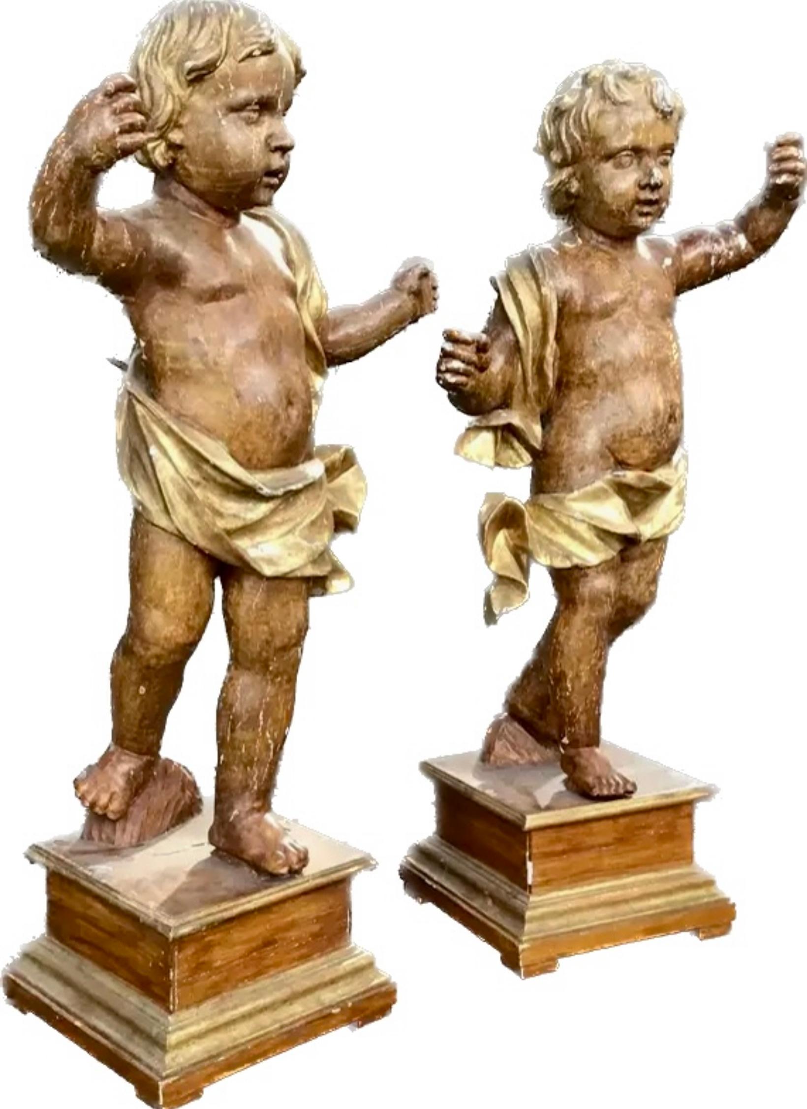 Baroque Grande paire d'angelots italiens polychromes et en bois doré du 18ème siècle  en vente