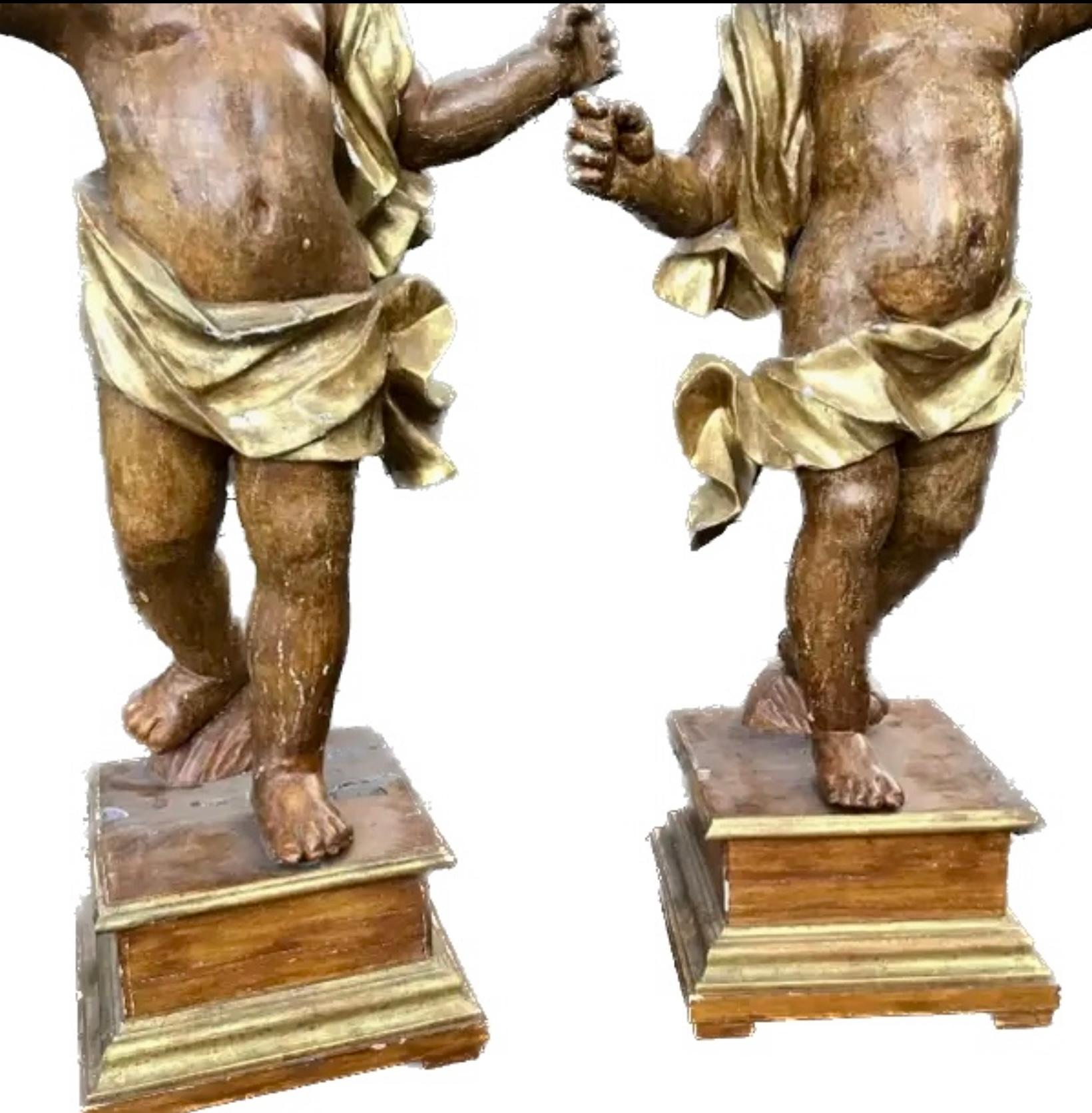 Grande paire d'angelots italiens polychromes et en bois doré du 18ème siècle  en vente 2