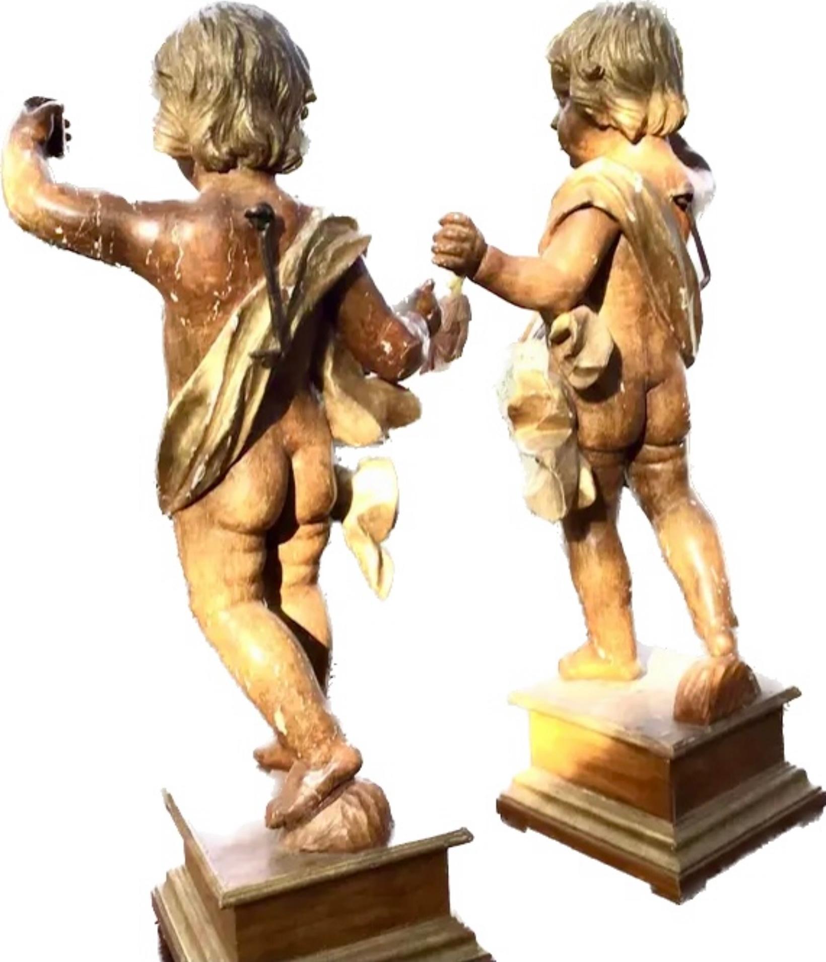 Grande paire d'angelots italiens polychromes et en bois doré du 18ème siècle  en vente 3
