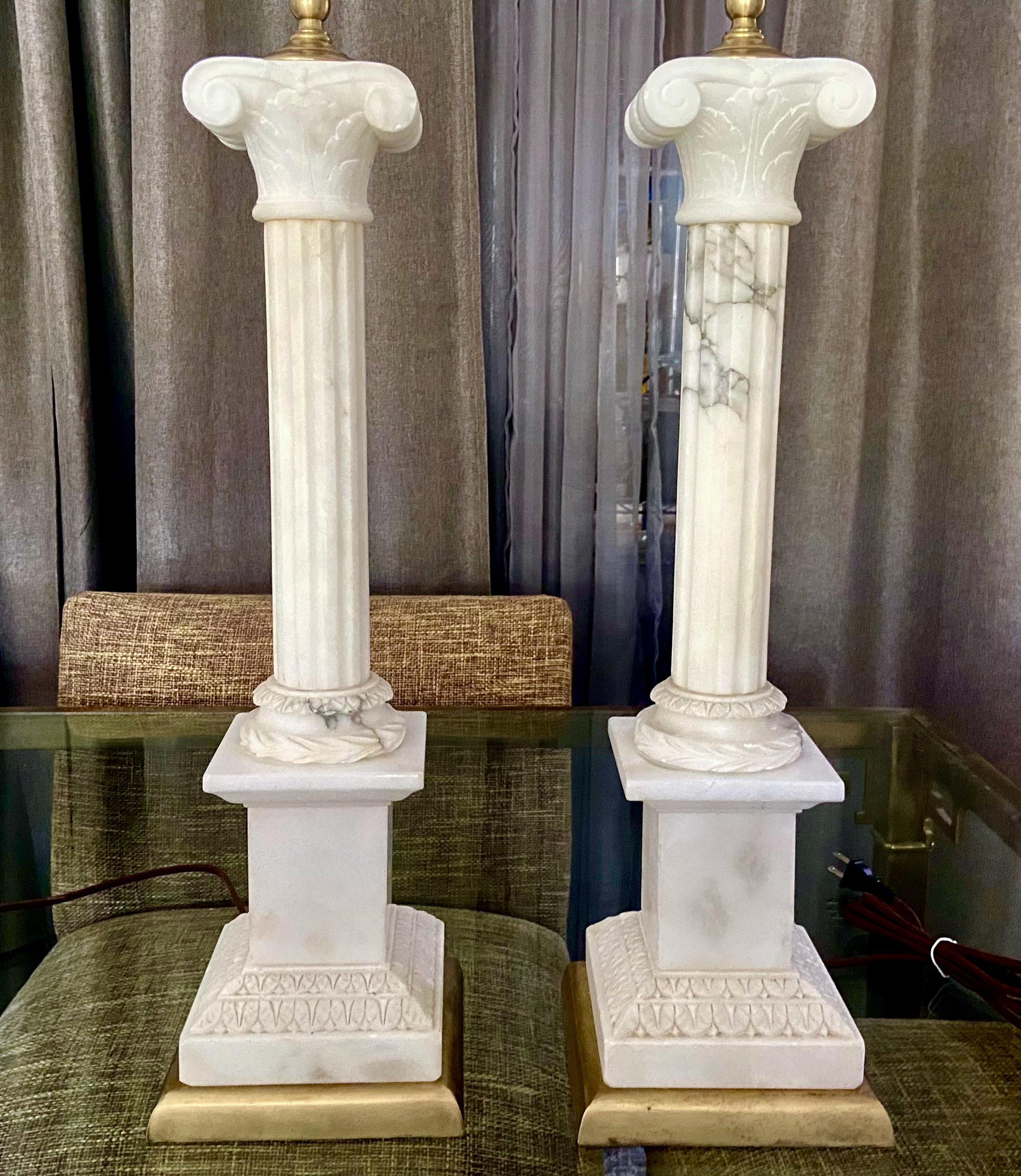 Metà XX secolo Grande coppia di lampade da tavolo italiane neoclassiche a colonna in alabastro in vendita