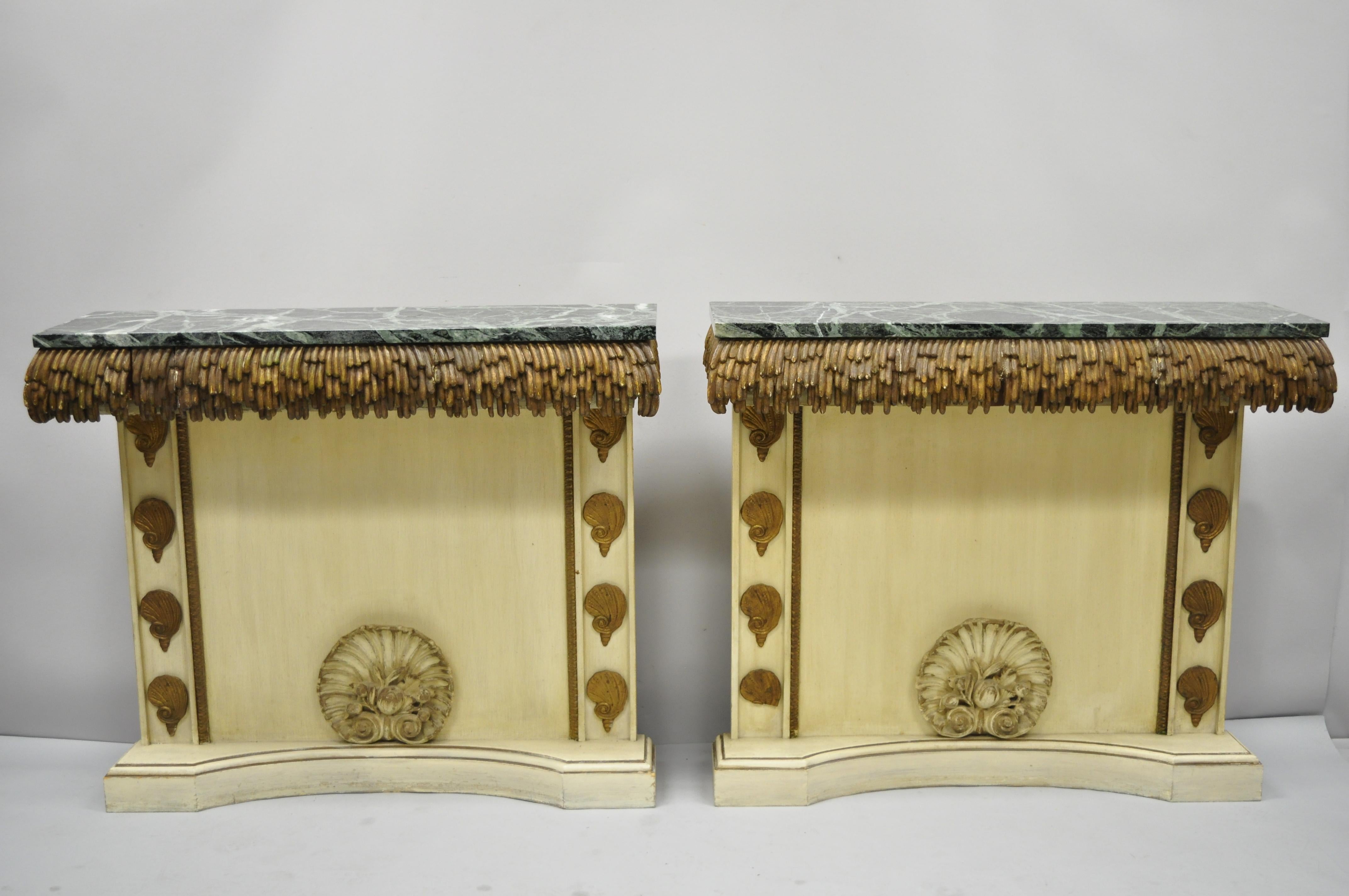 Néoclassique Grande paire de consoles italiennes Hollywood Regency en coquillage et marbre, table d'entrée et miroir en vente