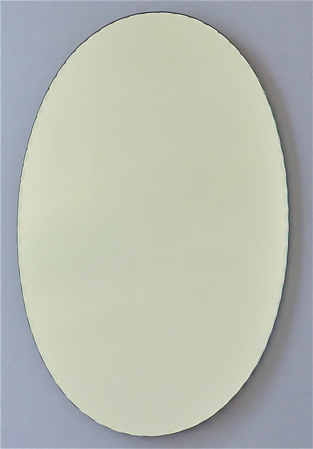 Großes Paar italienischer ovaler Spiegel aus facettiertem Kristallglas Fontana Arte aus der Mitte des Jahrhunderts (Moderne der Mitte des Jahrhunderts) im Angebot