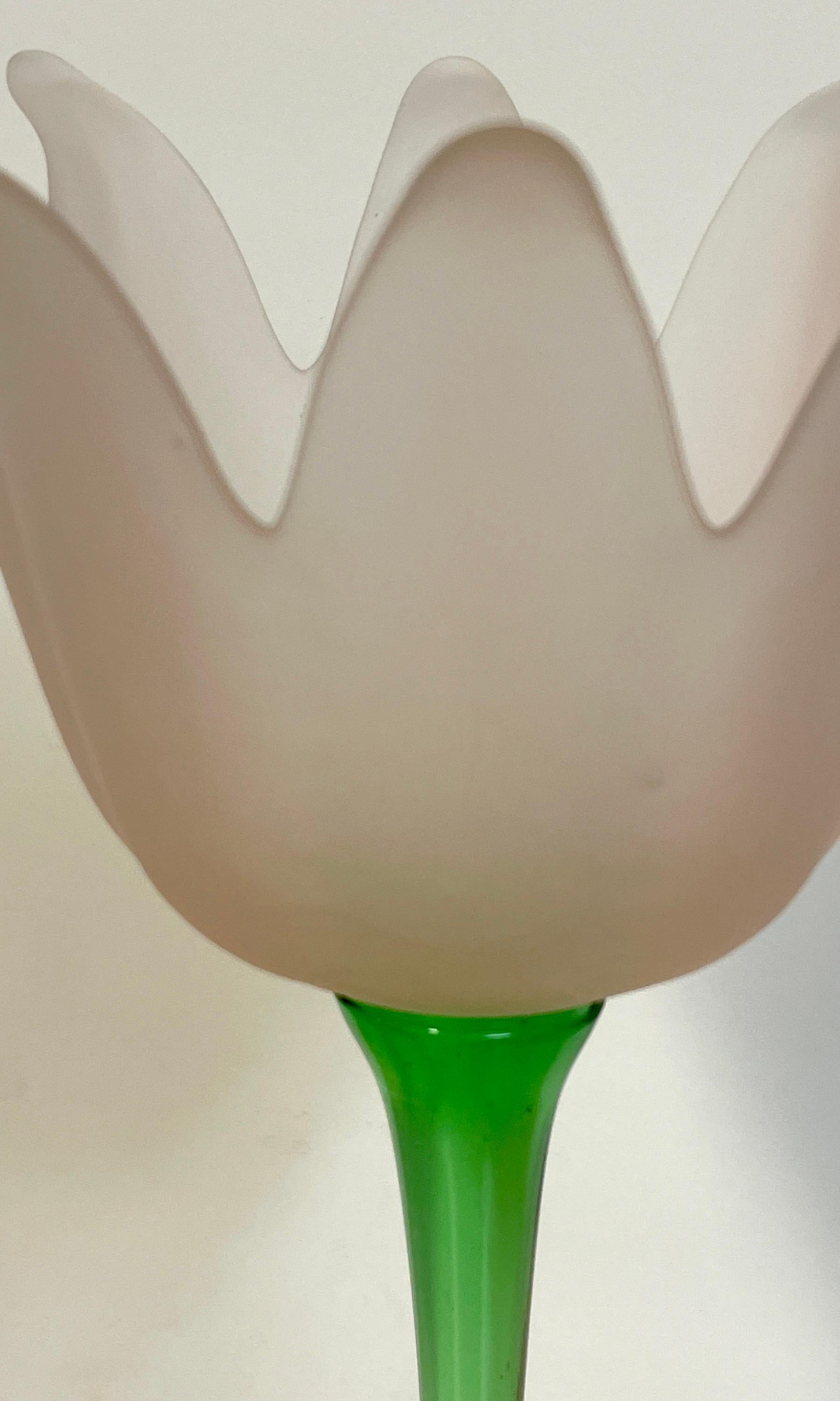 Pareja grande de jarrones / candeleros figurados de cristal de Murano italiano con tulipanes en venta 3