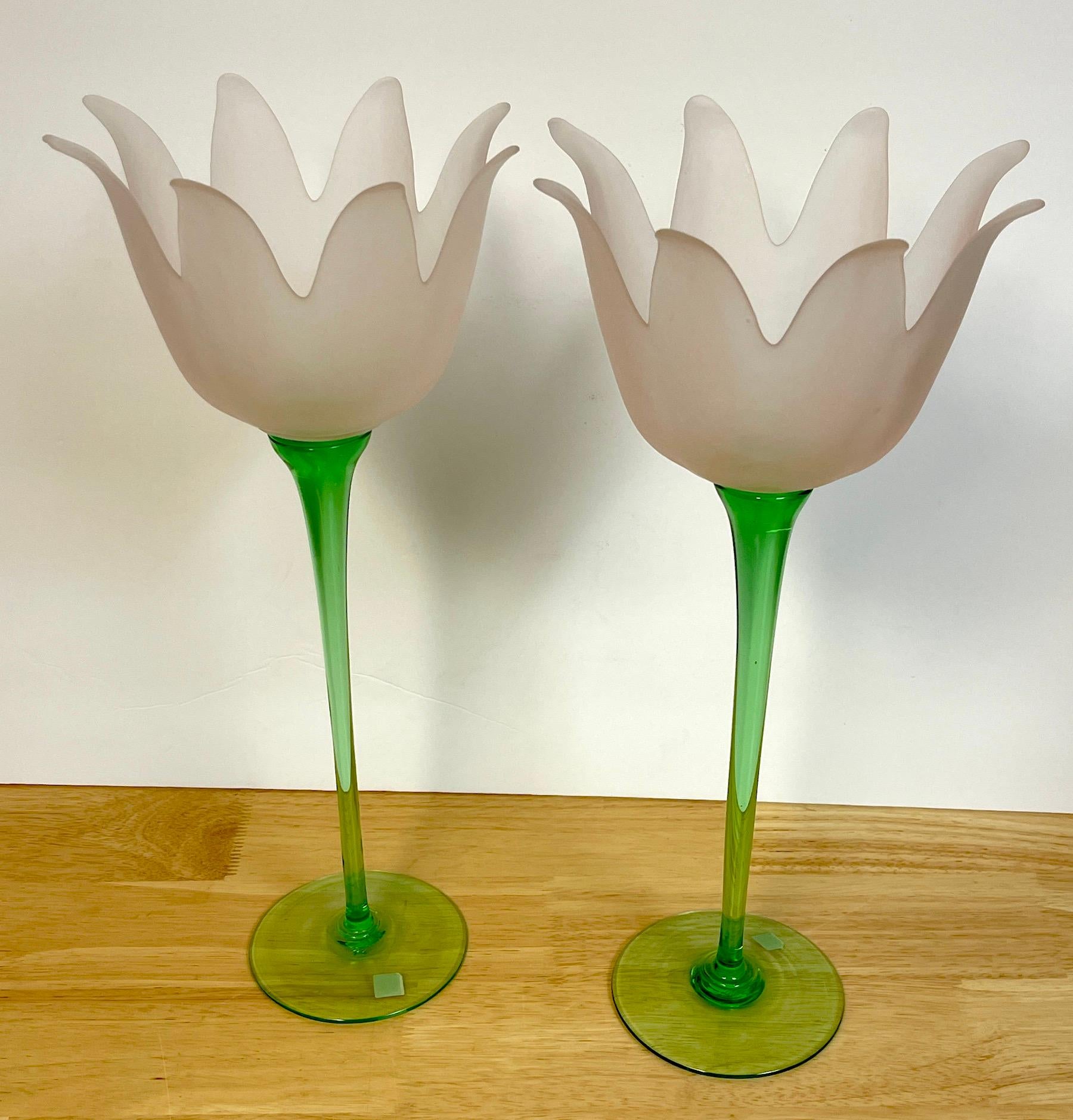 Pareja grande de jarrones / candeleros figurados de cristal de Murano italiano con tulipanes en venta 6