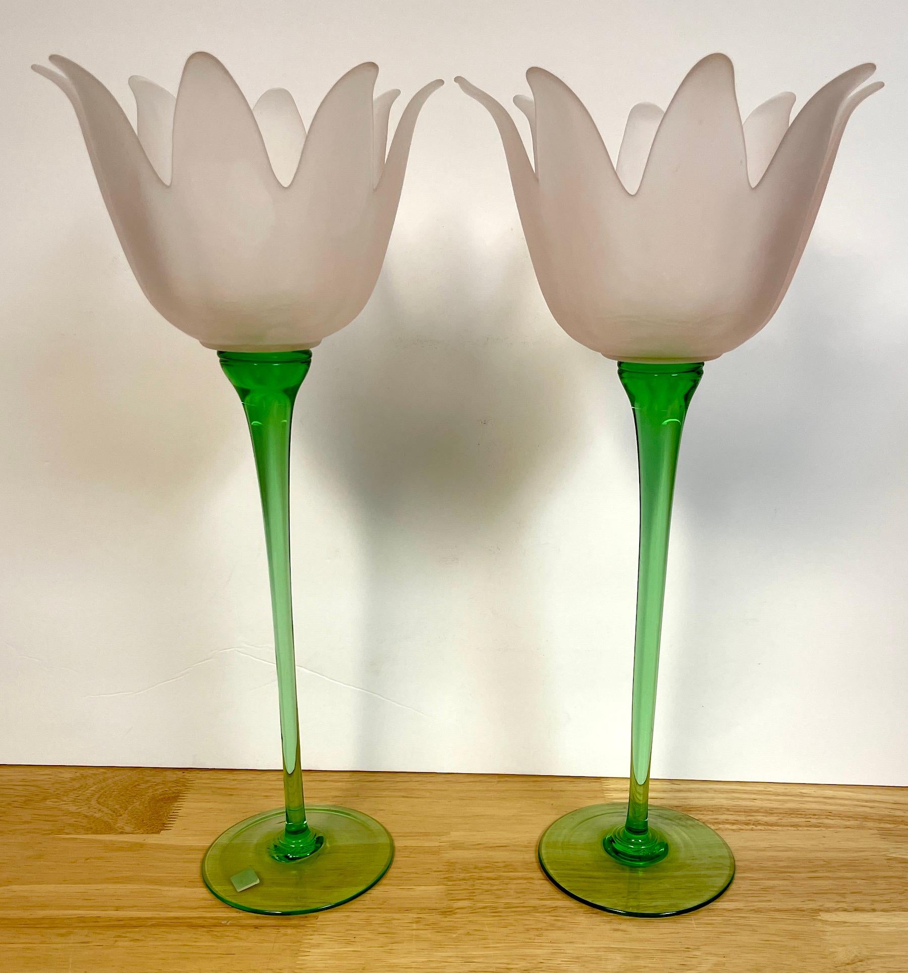 Gran par de jarrones o candelabros figurados de cristal de Murano italiano con forma de tulipán, 
Italia, años 70 
Precioso par de grandes jarrones o candelabros figurados de cristal de Murano italiano, fabricados en la década de 1970. Estas