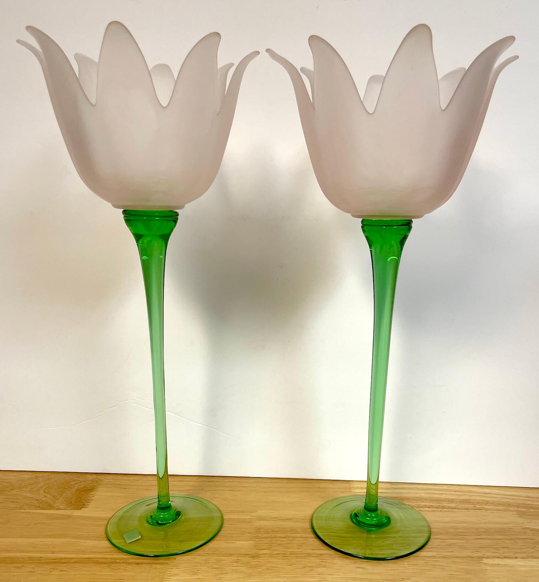 Pareja grande de jarrones / candeleros figurados de cristal de Murano italiano con tulipanes Moderno de mediados de siglo en venta