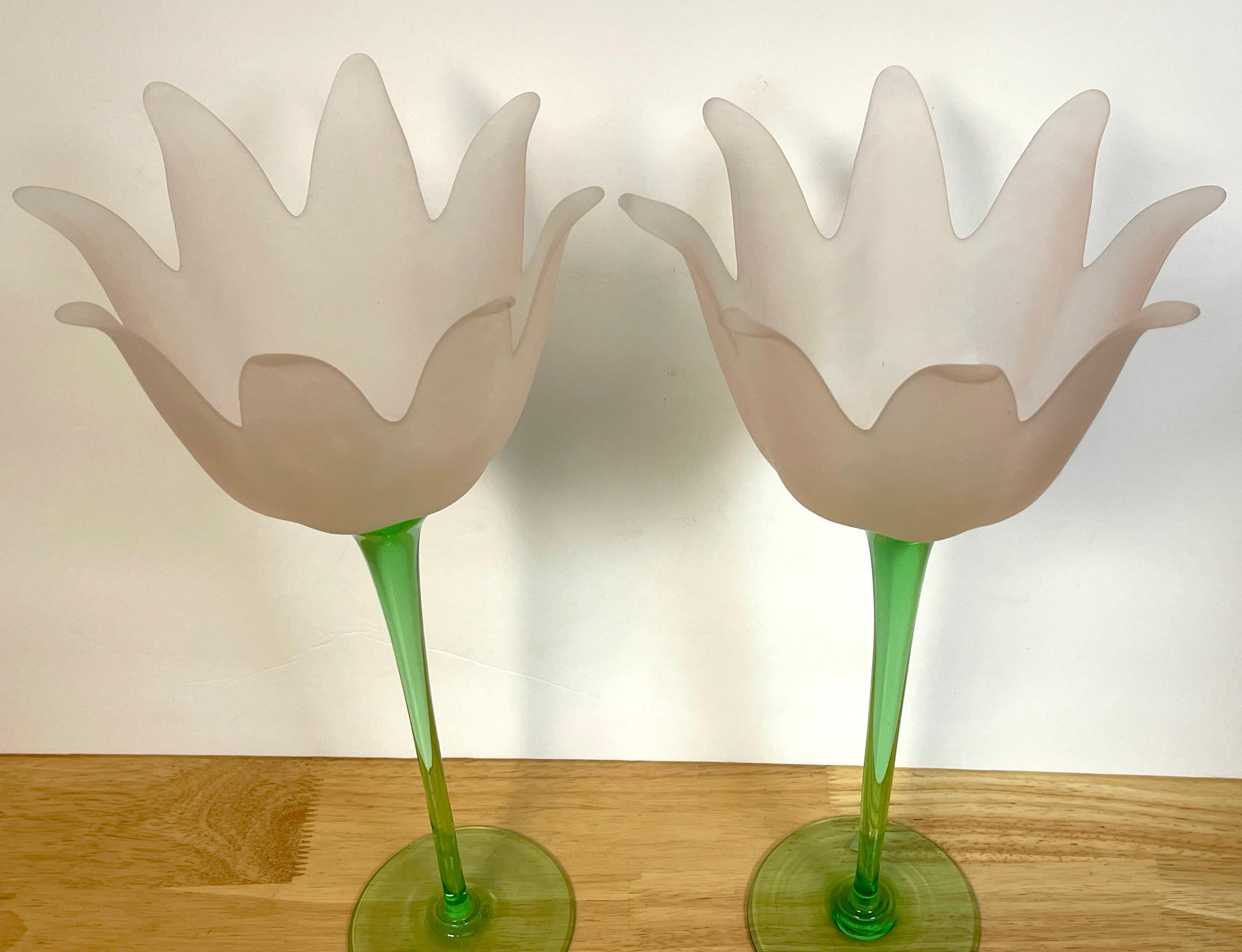 Pareja grande de jarrones / candeleros figurados de cristal de Murano italiano con tulipanes Italiano en venta