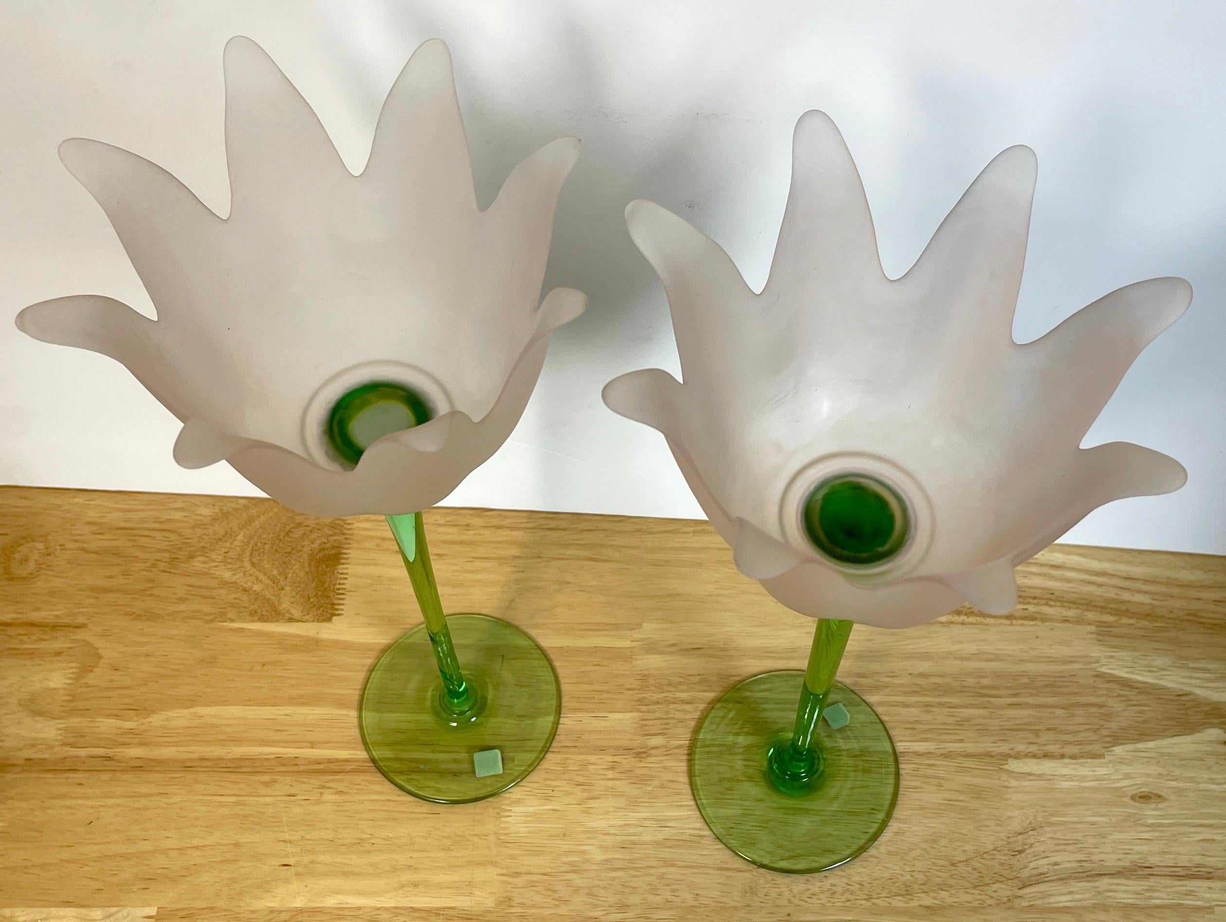 Pareja grande de jarrones / candeleros figurados de cristal de Murano italiano con tulipanes en Bueno estado para la venta en West Palm Beach, FL