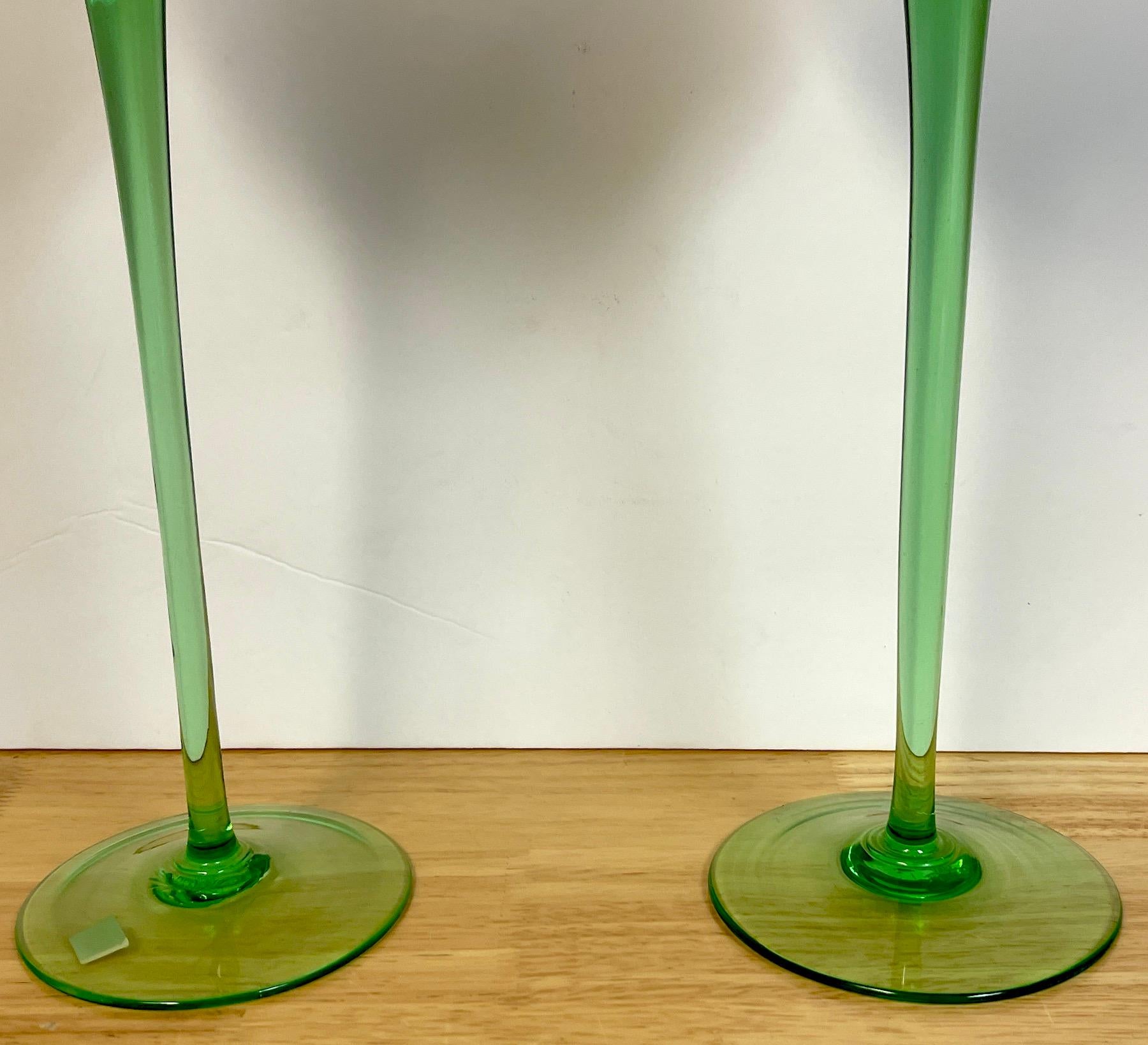 Pareja grande de jarrones / candeleros figurados de cristal de Murano italiano con tulipanes siglo XX en venta