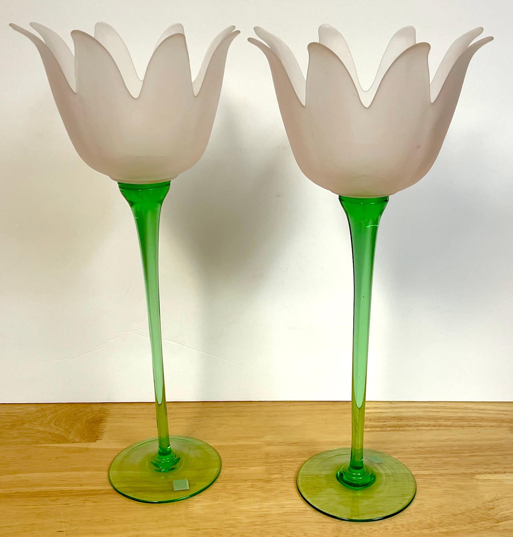 Pareja grande de jarrones / candeleros figurados de cristal de Murano italiano con tulipanes Cristal de Murano en venta
