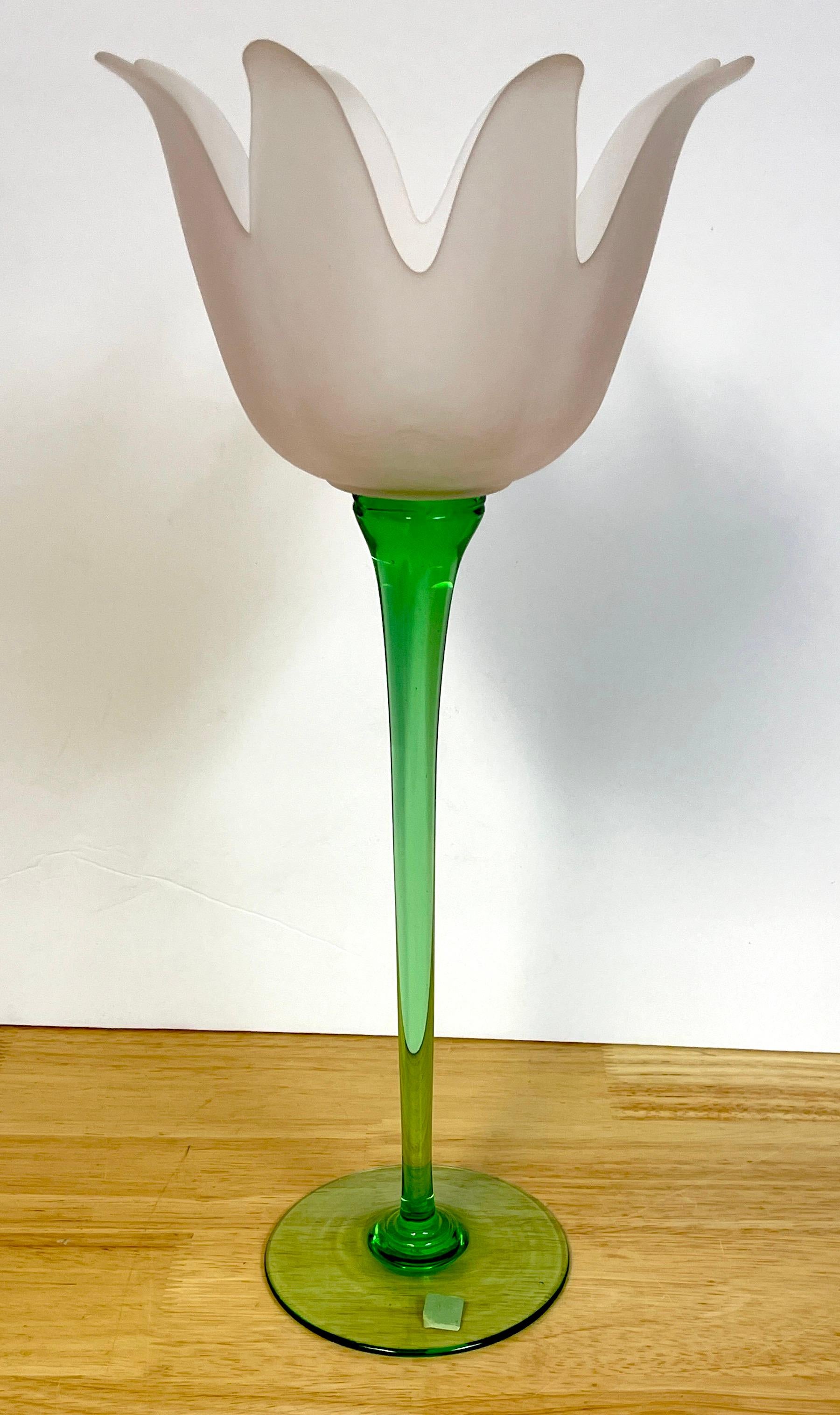 Pareja grande de jarrones / candeleros figurados de cristal de Murano italiano con tulipanes en venta 1