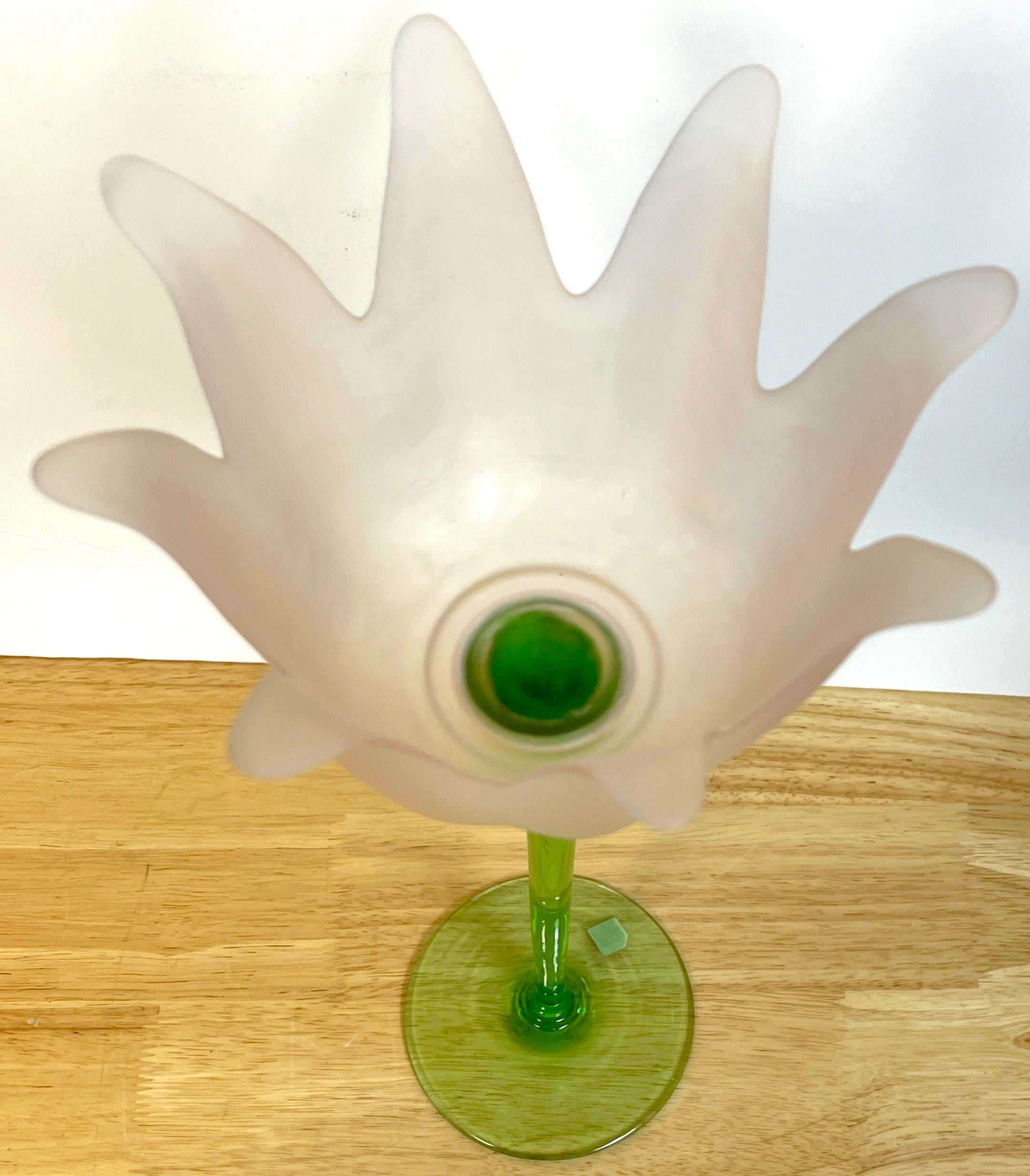 Pareja grande de jarrones / candeleros figurados de cristal de Murano italiano con tulipanes en venta 2