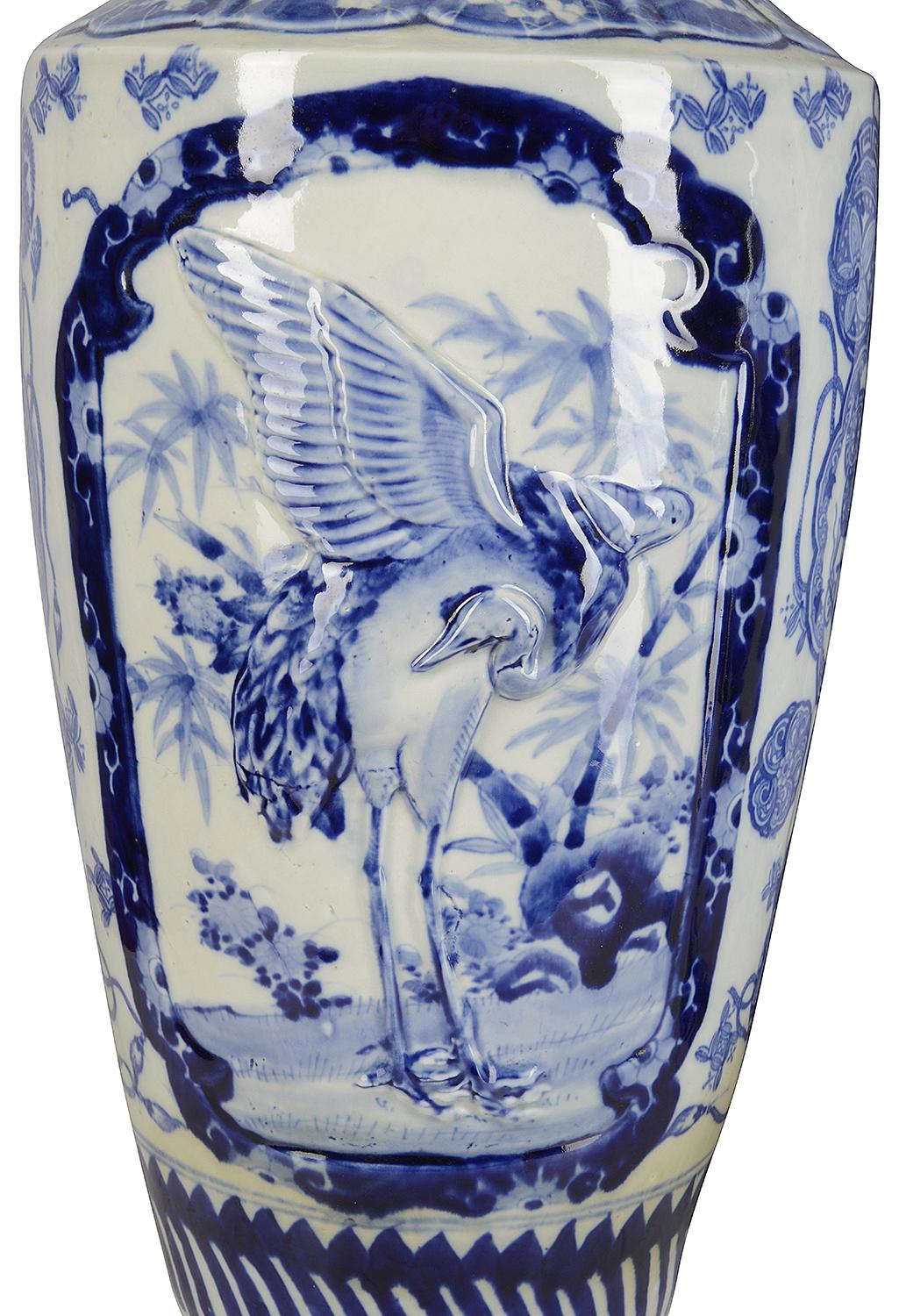 Japonais Grande paire de vases japonais bleu et blanc, vers 1890 en vente