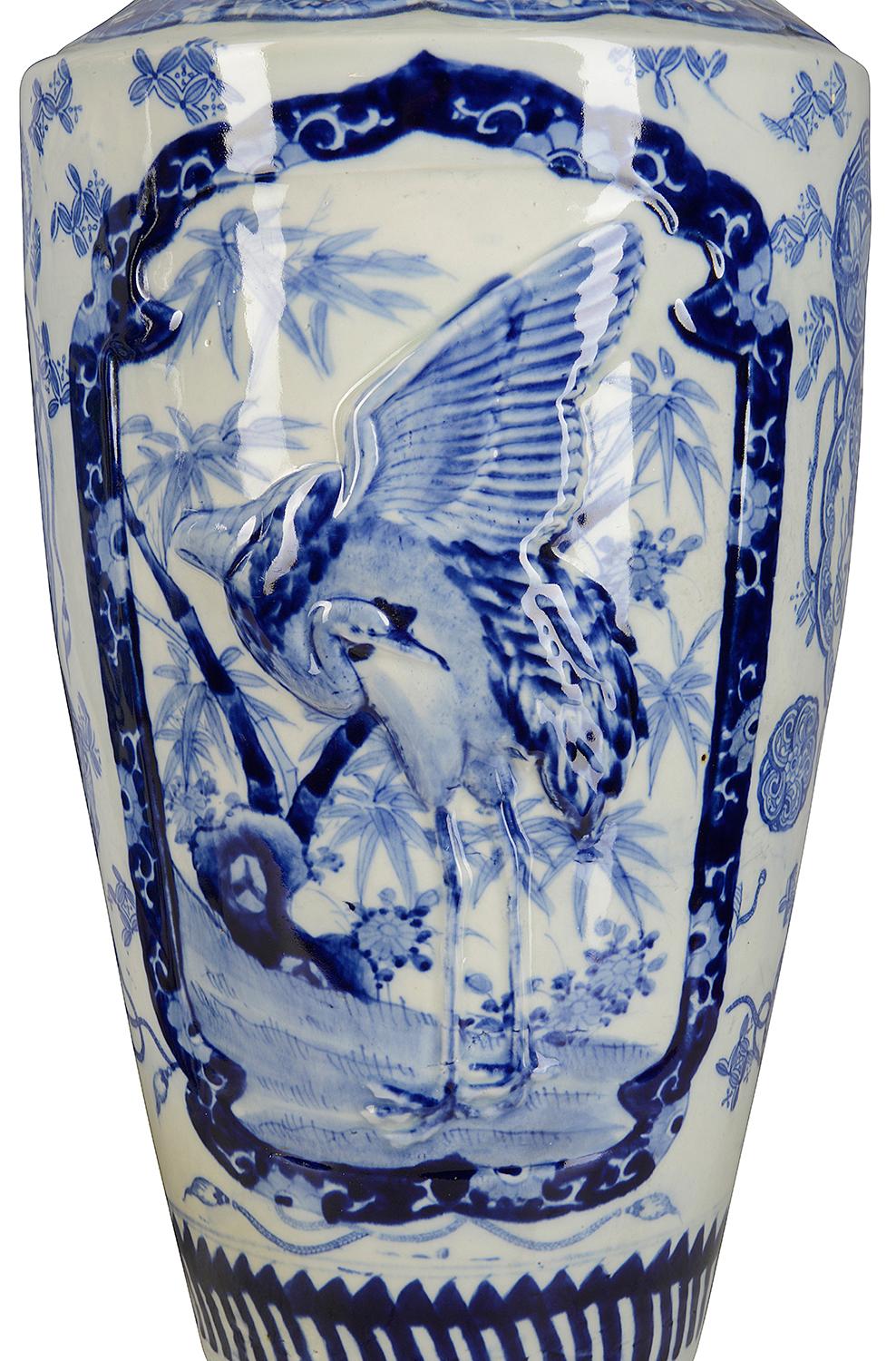 Peint à la main Grande paire de vases japonais bleu et blanc, vers 1890 en vente