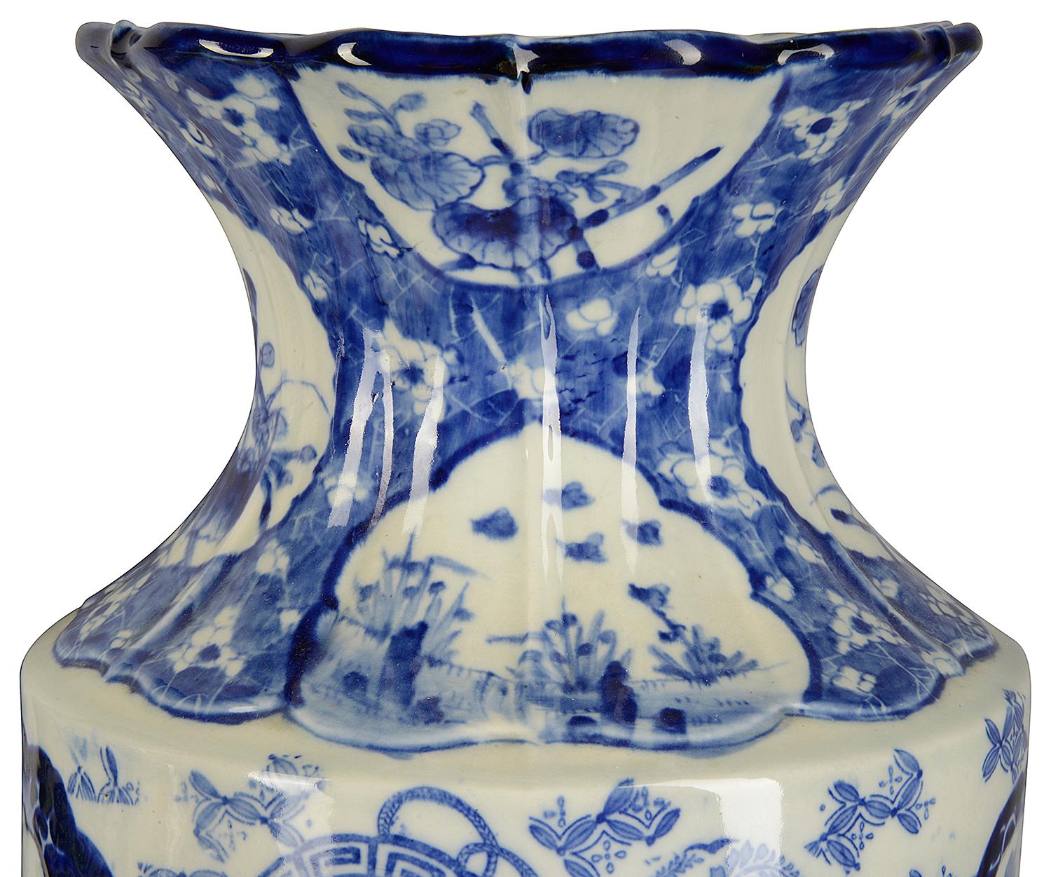 Grande paire de vases japonais bleu et blanc, vers 1890 Bon état - En vente à Brighton, Sussex
