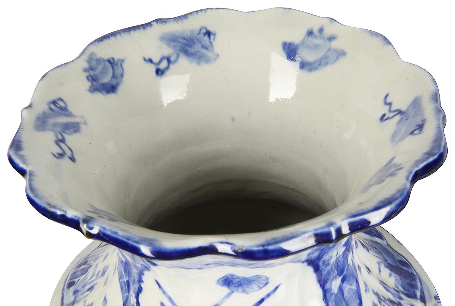 Porcelaine Grande paire de vases japonais bleu et blanc, vers 1890 en vente
