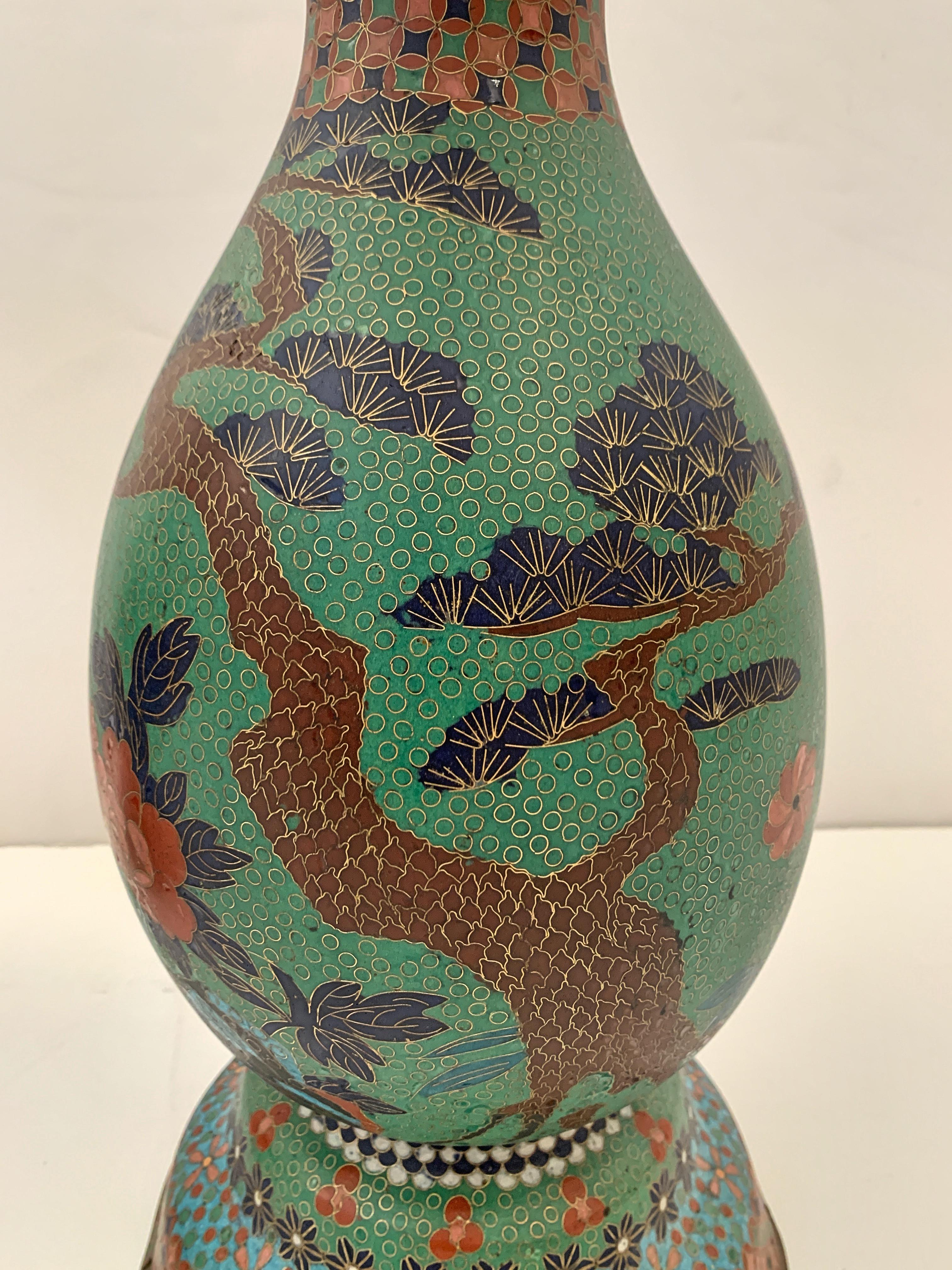 Grande paire de vases cloisonnés japonais en forme de paon attribués à Kaji Tsunekichi 1