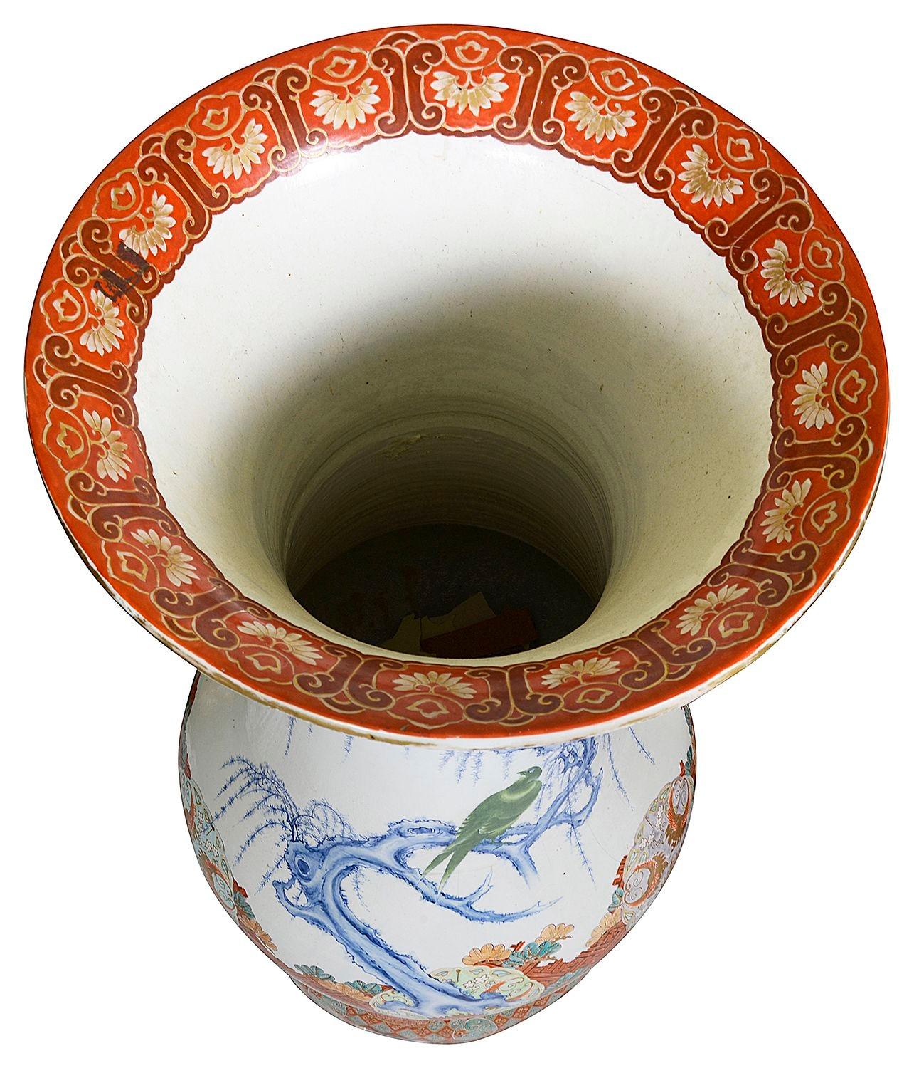 Giapponese Grande coppia di vasi Imari giapponesi, circa 1890. in vendita