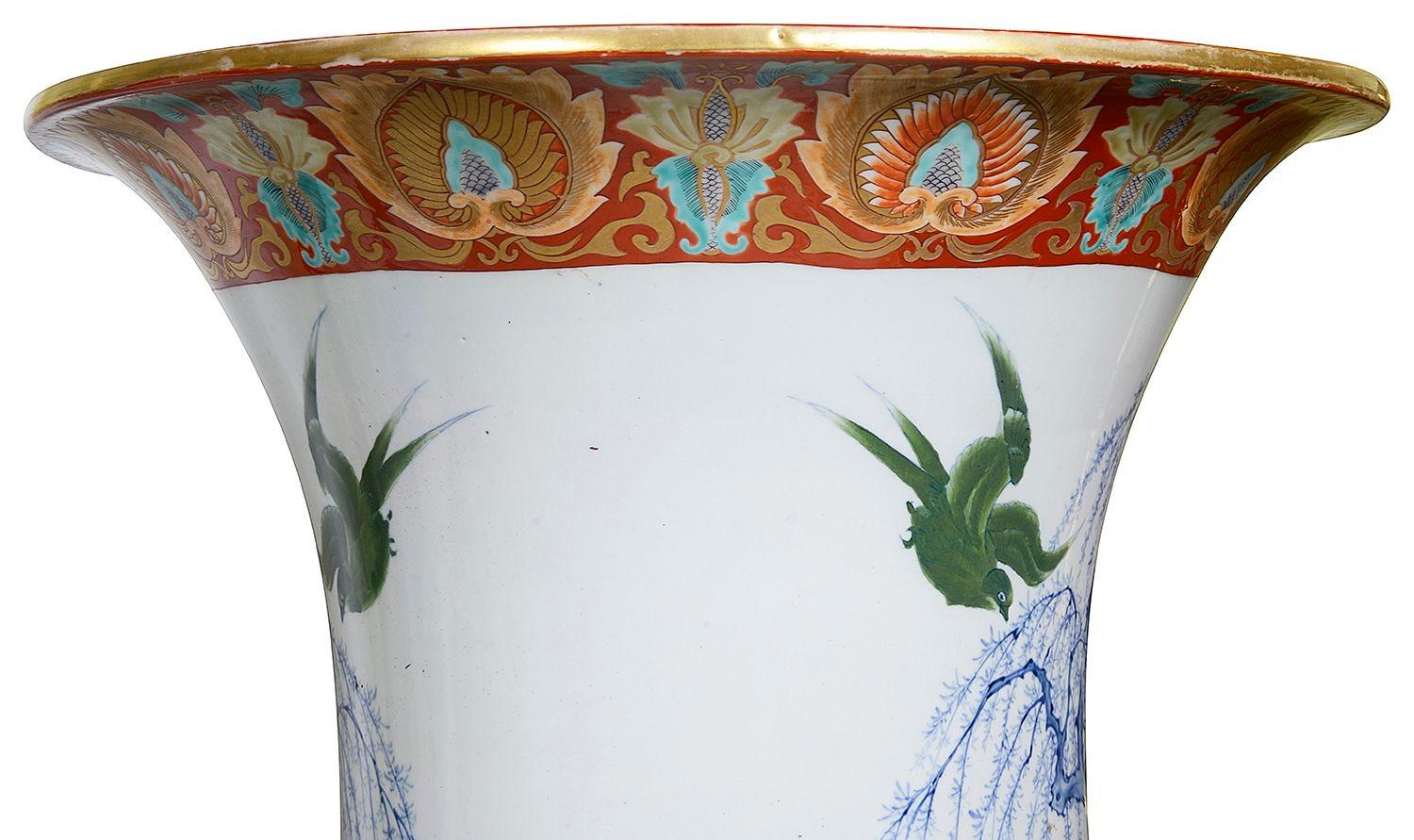 Dipinto a mano Grande coppia di vasi Imari giapponesi, circa 1890. in vendita