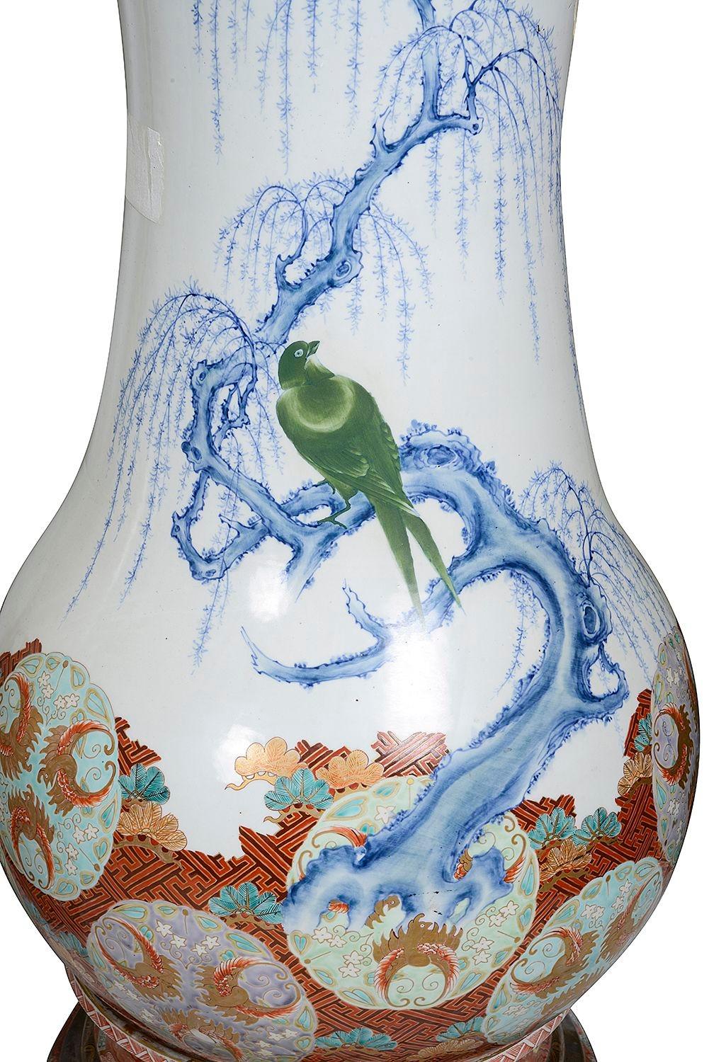 Grande coppia di vasi Imari giapponesi, circa 1890. In condizioni buone in vendita a Brighton, Sussex