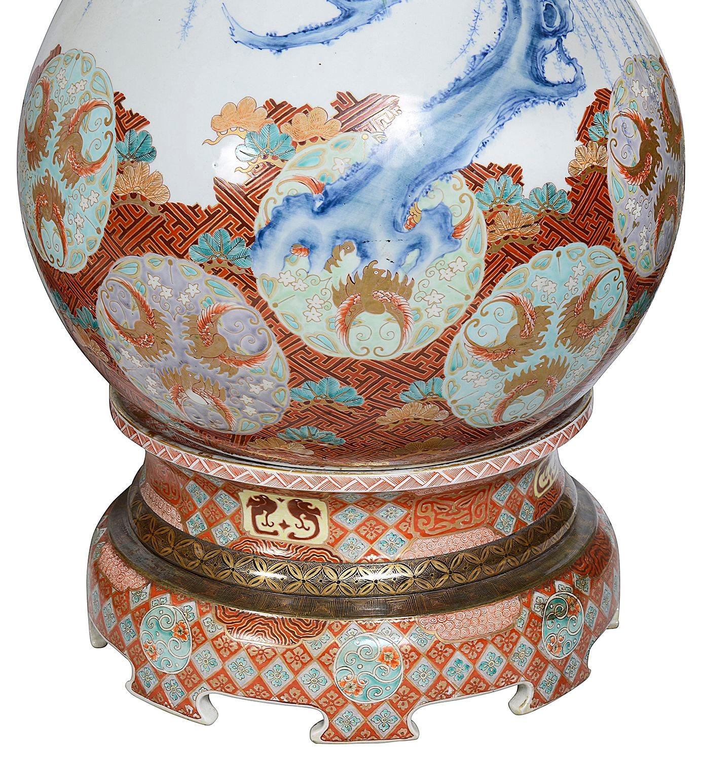 Grande coppia di vasi Imari giapponesi, circa 1890. in vendita 1