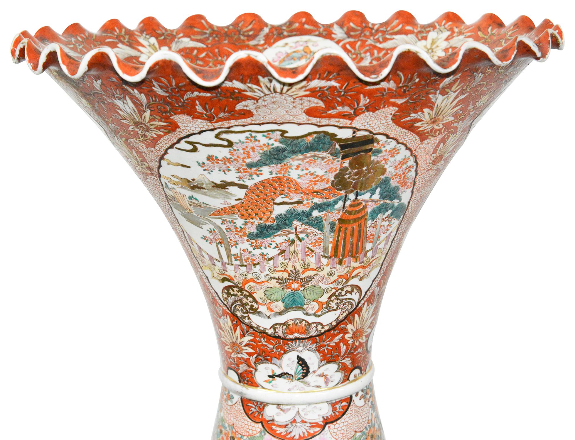 Ein großes und beeindruckendes Paar japanischer Katani-Porzellanvasen aus der Meiji-Periode (1868-1912) mit wunderschönen handgemalten Szenen von Samurai-Kriegerstämmen, die von klassischen Motiven, exotischen Blumen und Vögeln eingerahmt werden.