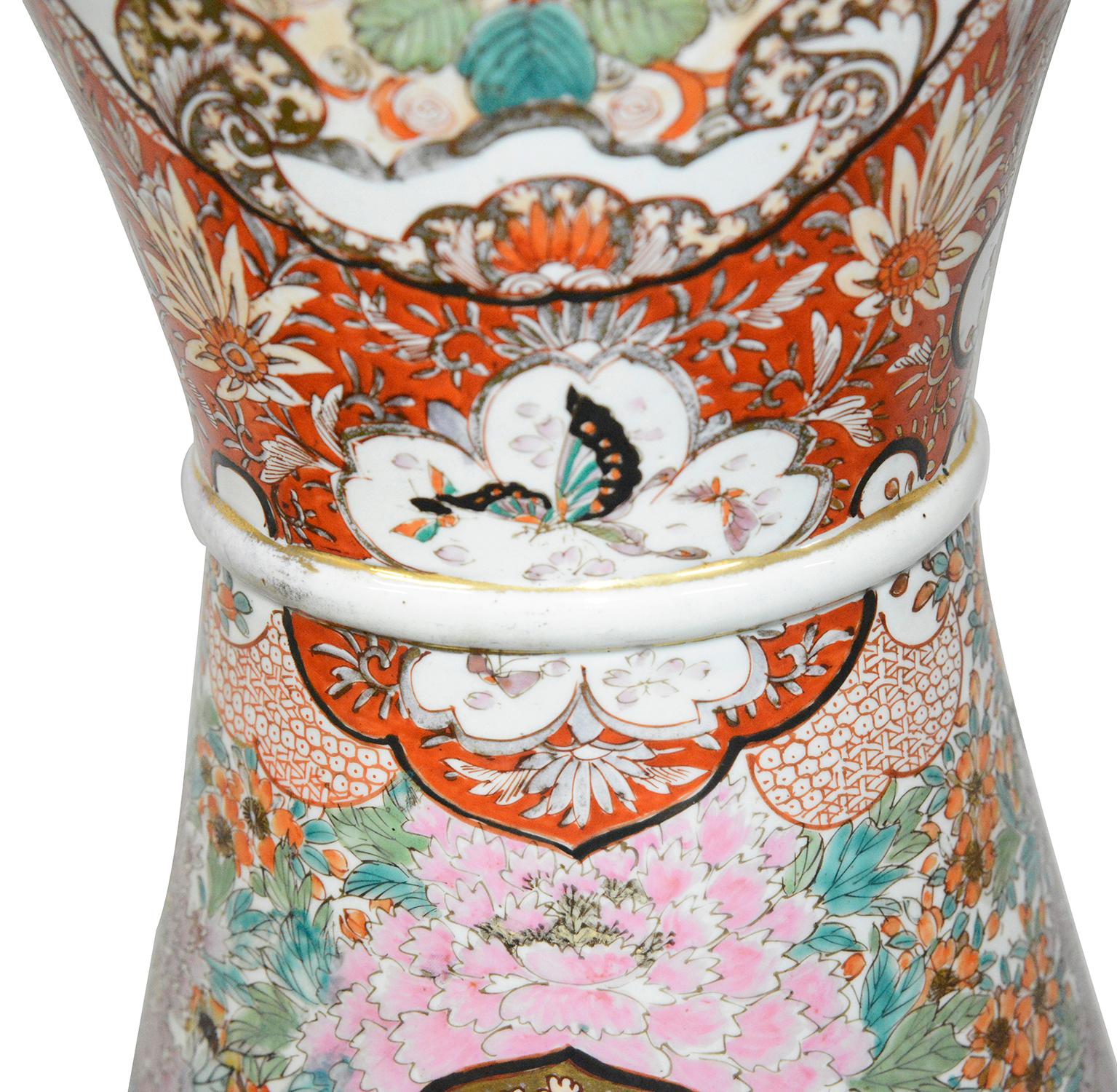 Großes Paar japanischer Kutani-Vasen, um 1900 (Handbemalt) im Angebot