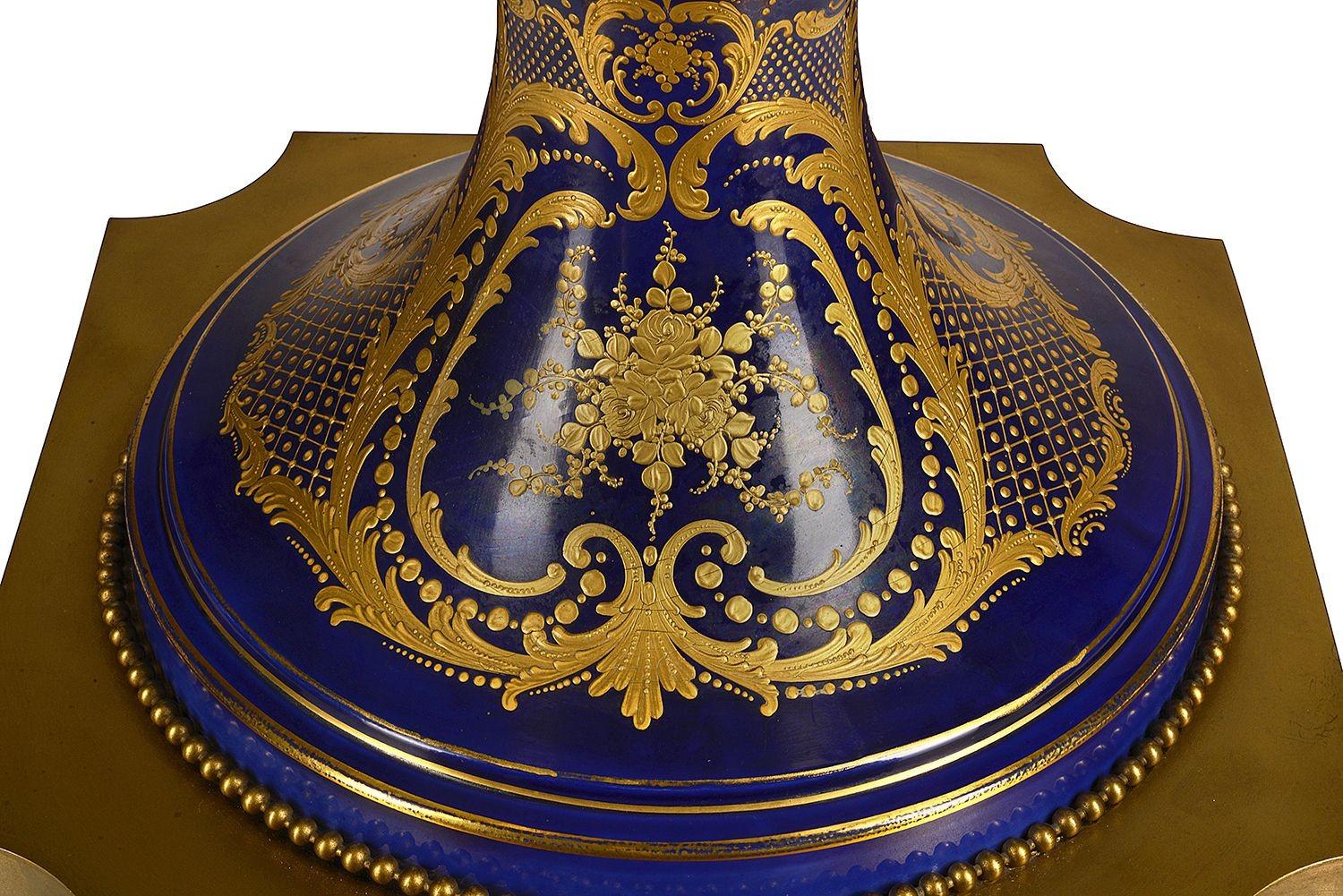 Grande coppia di vasi in porcellana di Sevres della fine del XIX secolo in vendita 3
