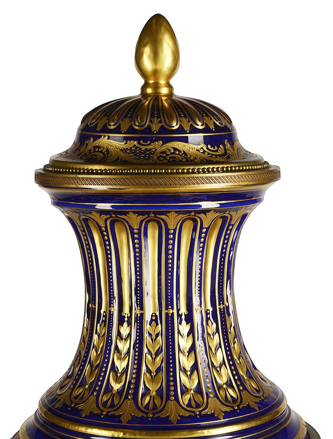 Francese Grande coppia di vasi in porcellana di Sevres della fine del XIX secolo in vendita