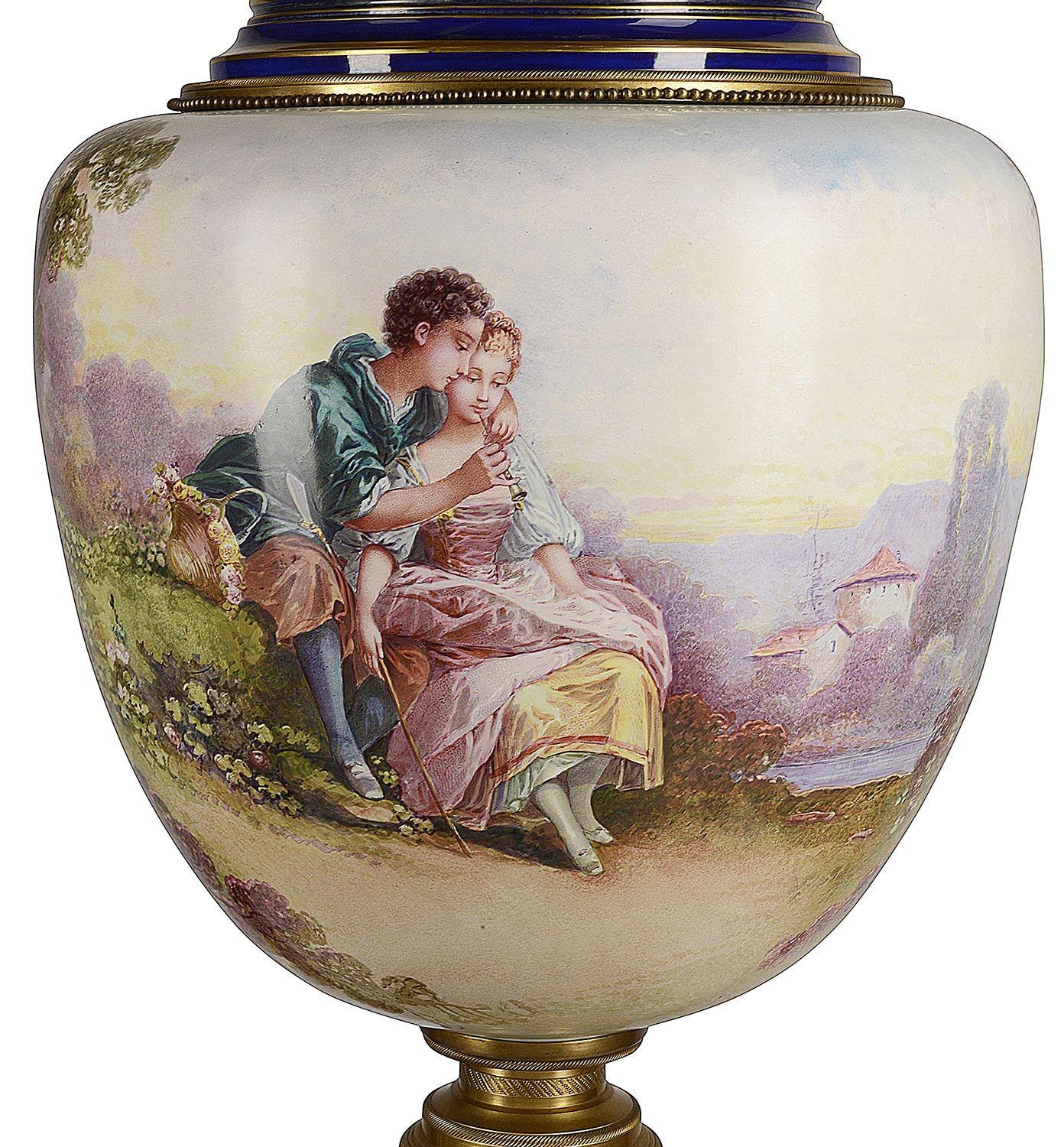Grande coppia di vasi in porcellana di Sevres della fine del XIX secolo In condizioni buone in vendita a Brighton, Sussex