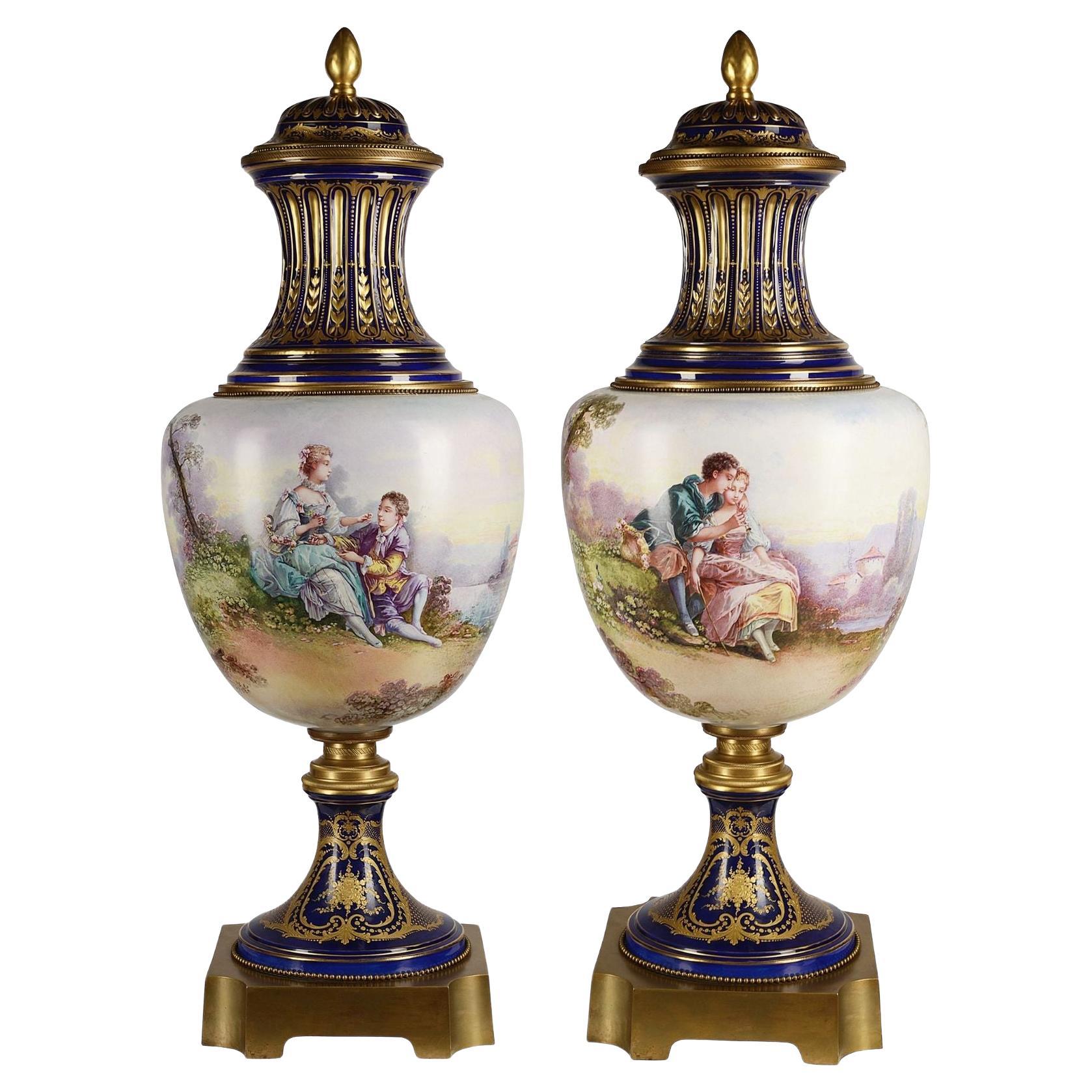 Großes Paar Porzellanvasen im Sevres-Stil des späten 19. Jahrhunderts