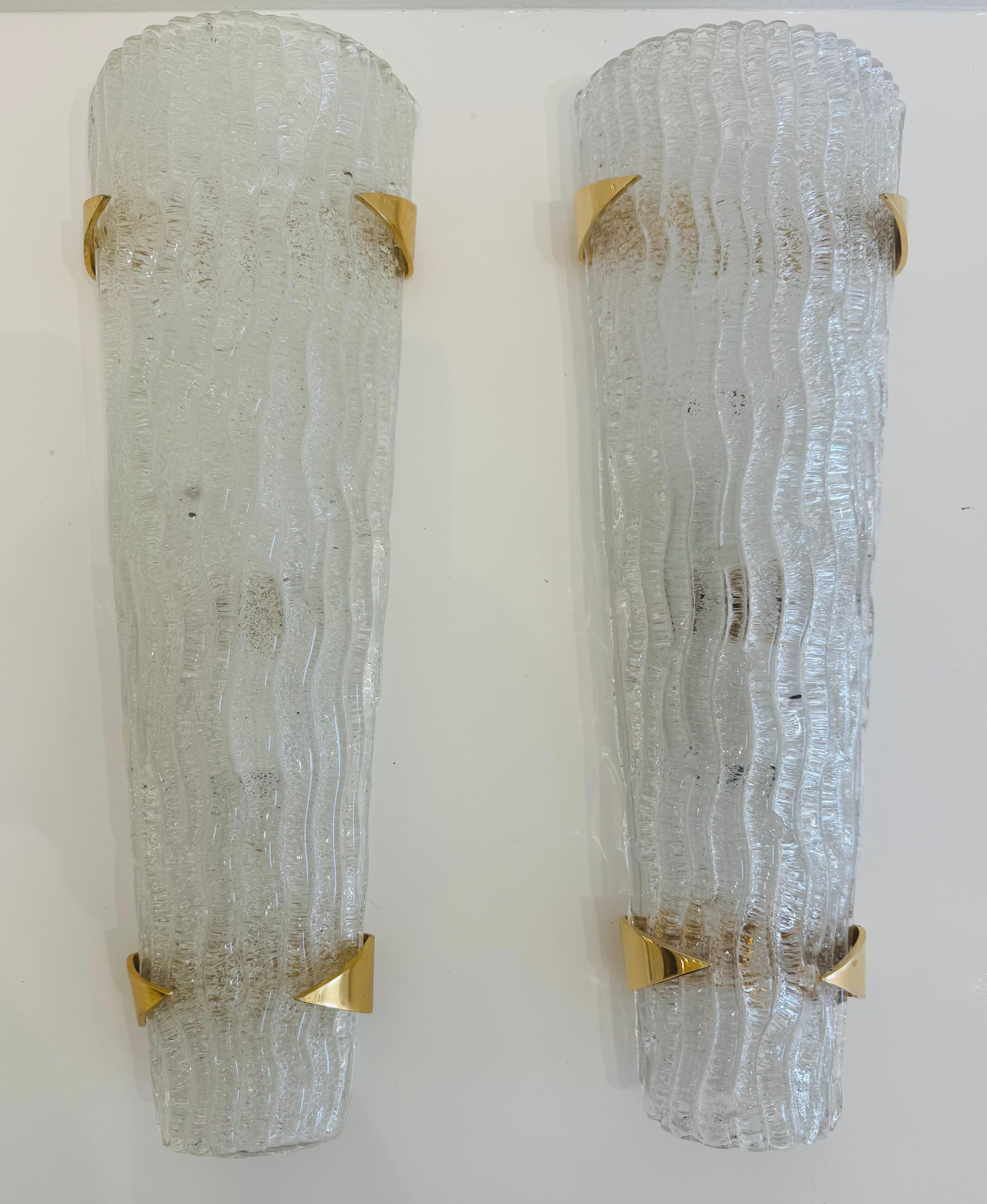 Pareja grande Maison Arlus francesa de mediados de siglo  Lámparas de pared de Murano de los años 50 en venta 4