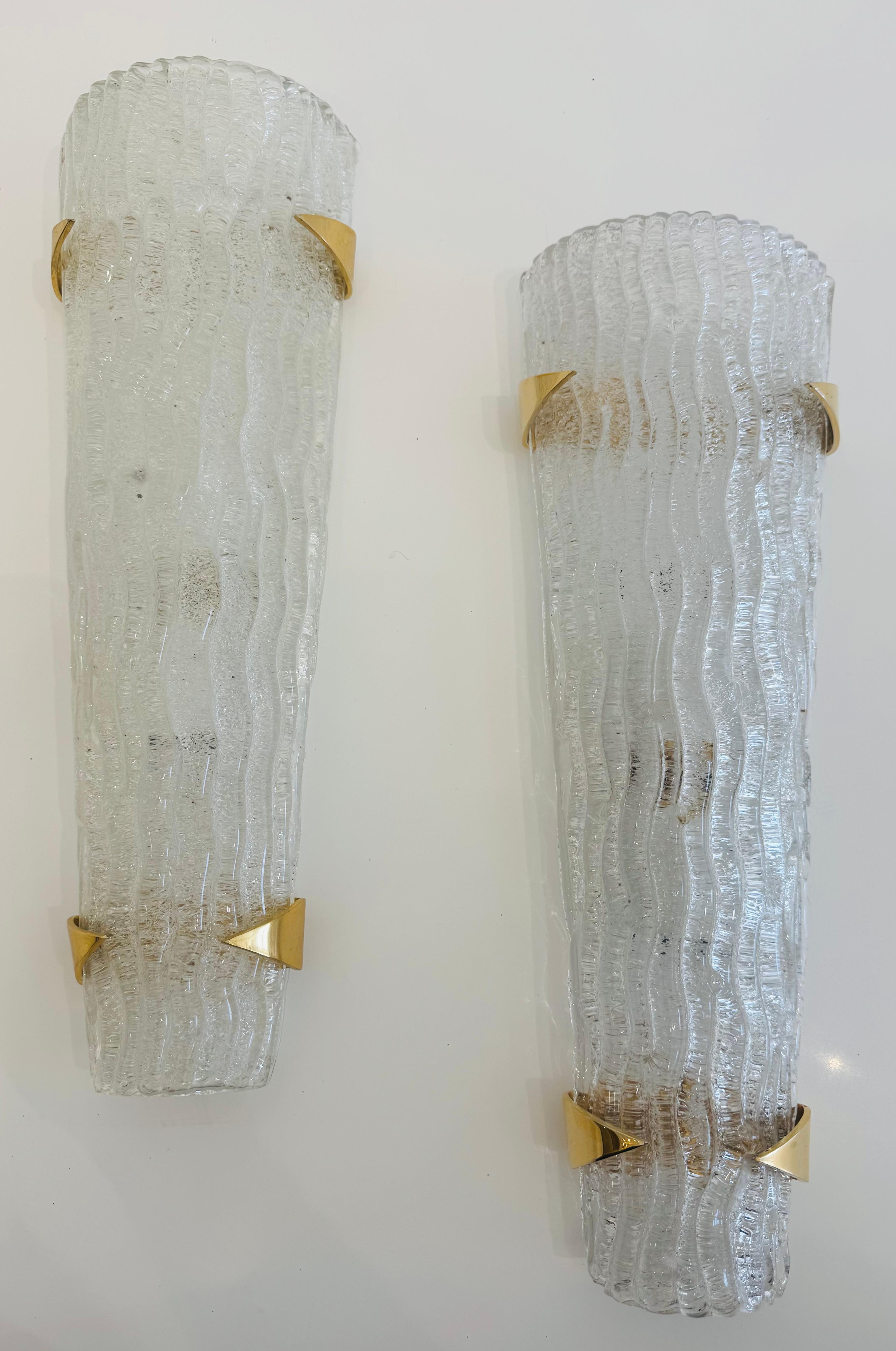 Un par de grandes y lujosas  Apliques franceses de mediados de siglo compuestos por tulipas de cristal de Murano de cinta gruesa y soporte puntiagudo de latón de la famosa empresa francesa de iluminación Maison  Arlus.. Rewired.  Dos tomas de