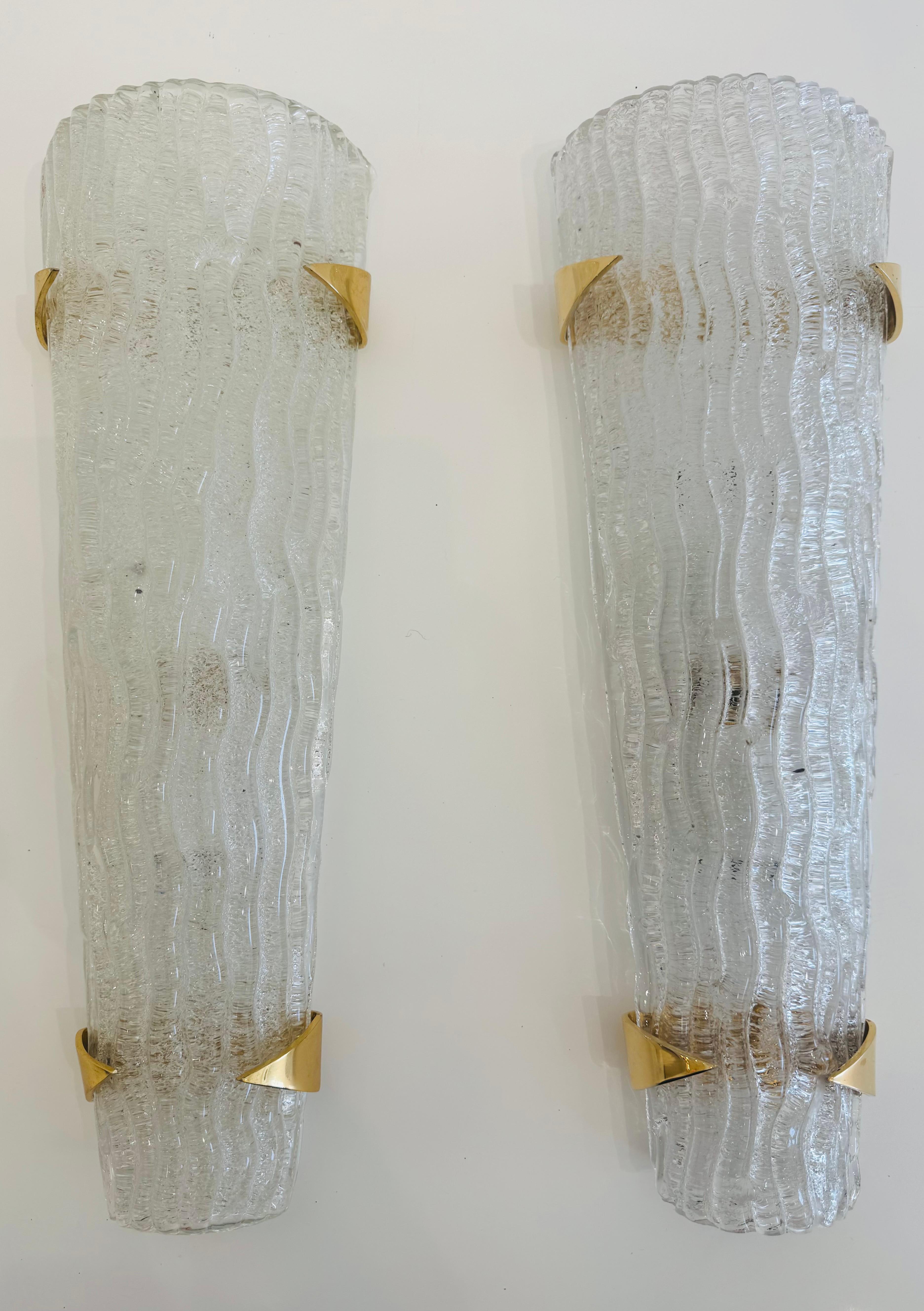 Pareja grande Maison Arlus francesa de mediados de siglo  Lámparas de pared de Murano de los años 50 en Excelente estado para la venta en New York, NY