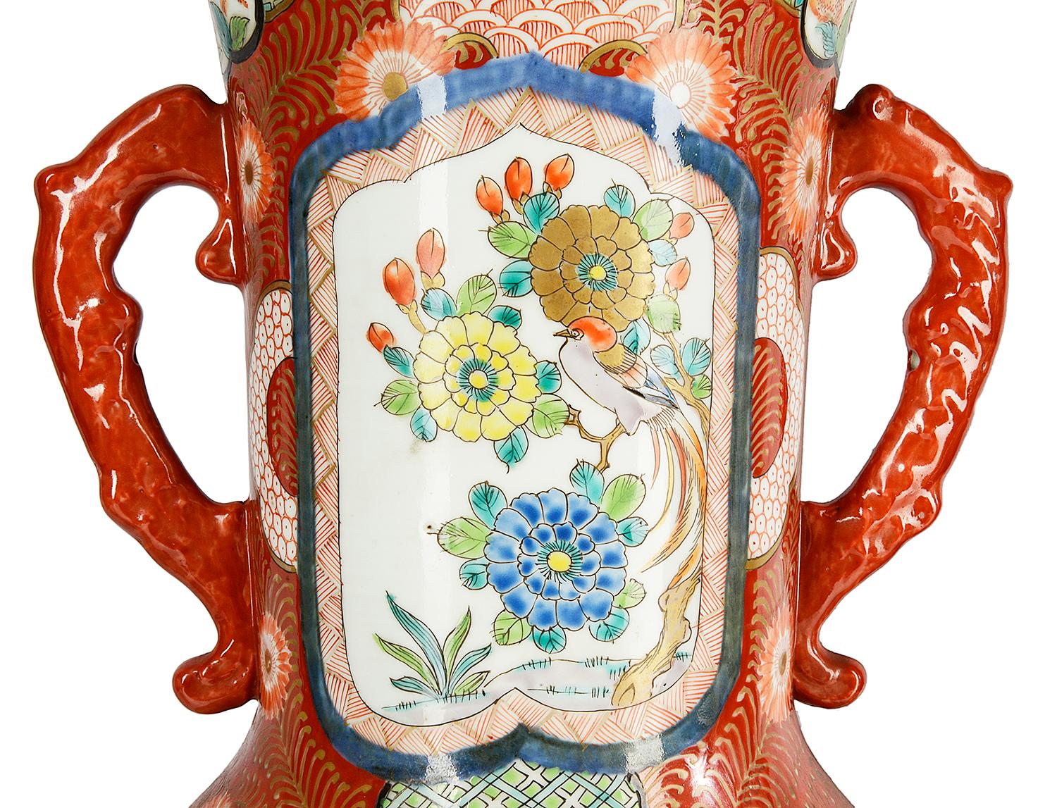 Großes Paar japanische Kutani-Vasen aus der Meiji-Periode (Handbemalt) im Angebot