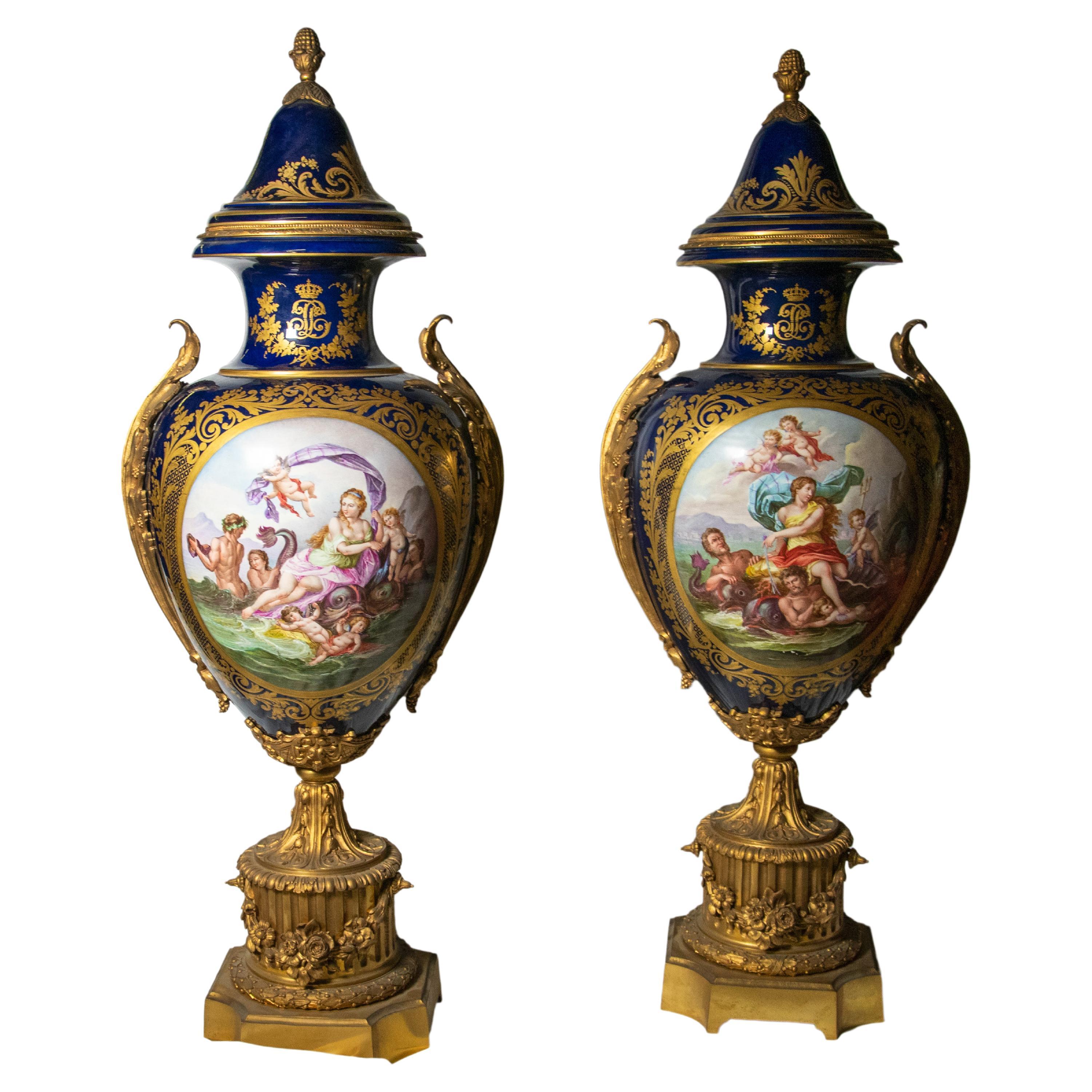 Grande paire de vases en porcelaine de Sevres de style bronze doré montés sur pied