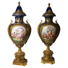 Grande paire de vases en porcelaine de Sevres de style bronze doré montés sur pied