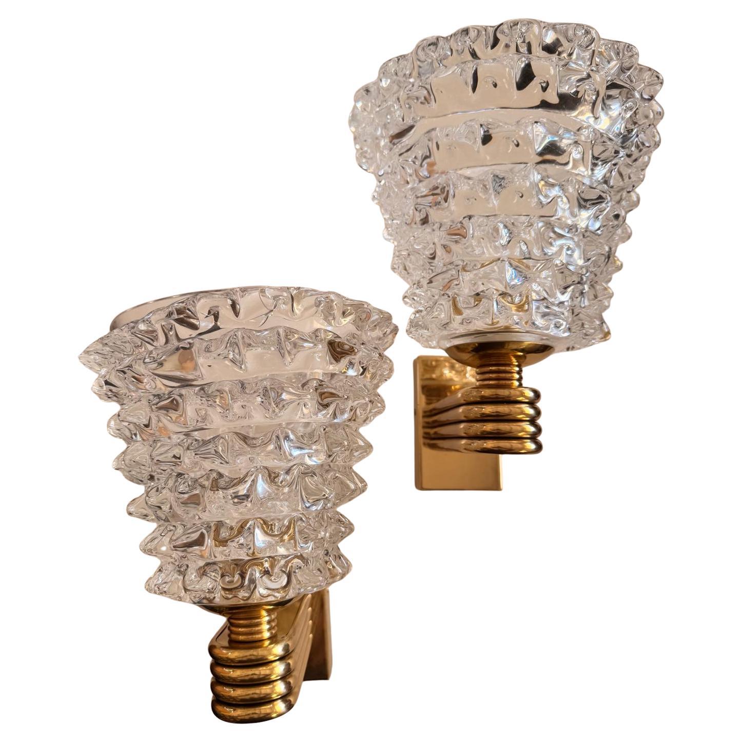 Questa coppia è stata progettata e prodotta in Italia nello stile di Barovier, che ha inventato questo tipo di vetro chiamato Rostrato. Questo particolare vetro è caratterizzato da ampi punti di riflessione. Entrambe le applique sono cablate a LED