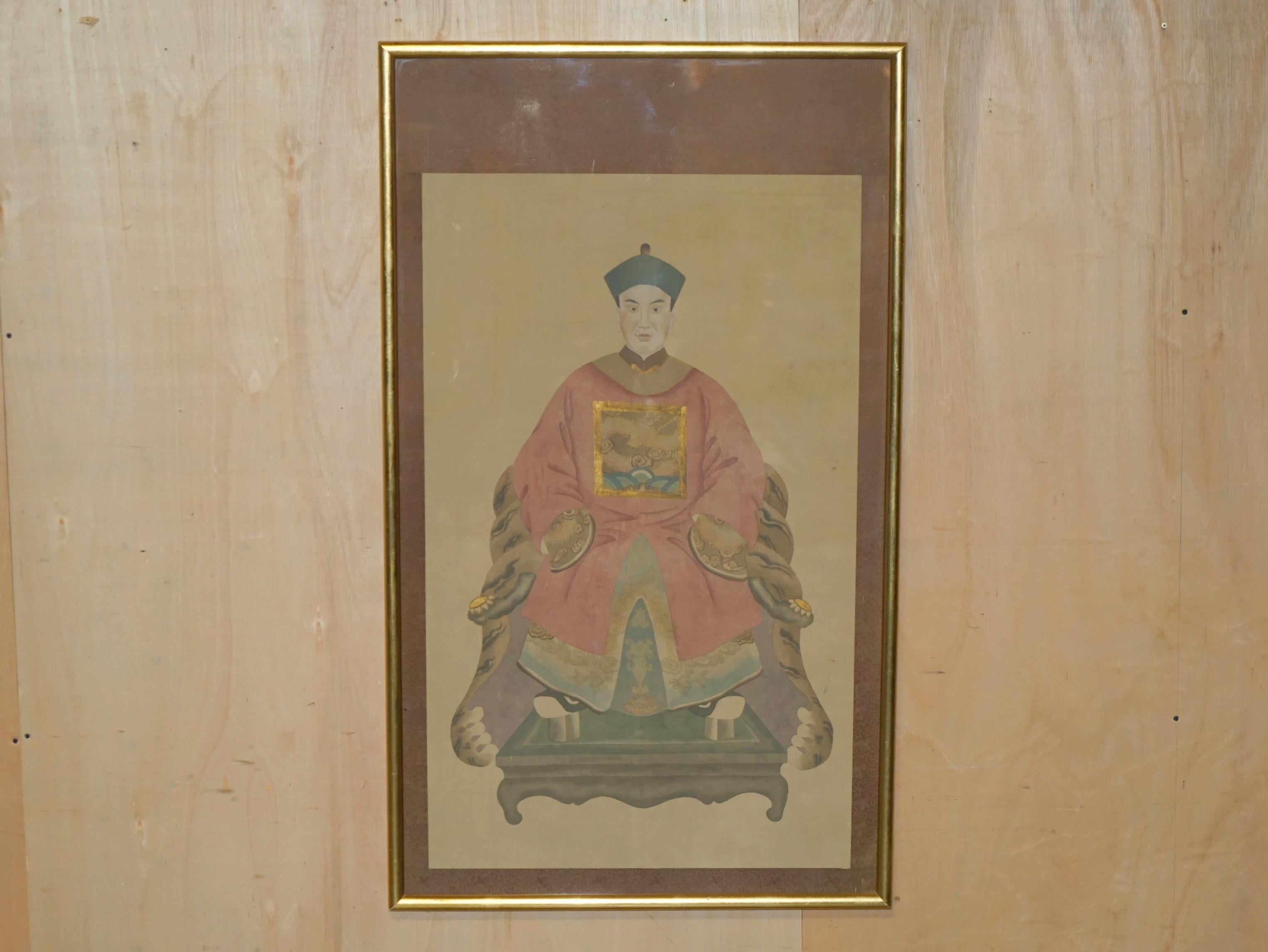 LARGE PAIR OF 133X78CM ANTIQUE CHINESE ANCESTRAL PORTRAITS WITH GOLD BORDERs For Sale 4