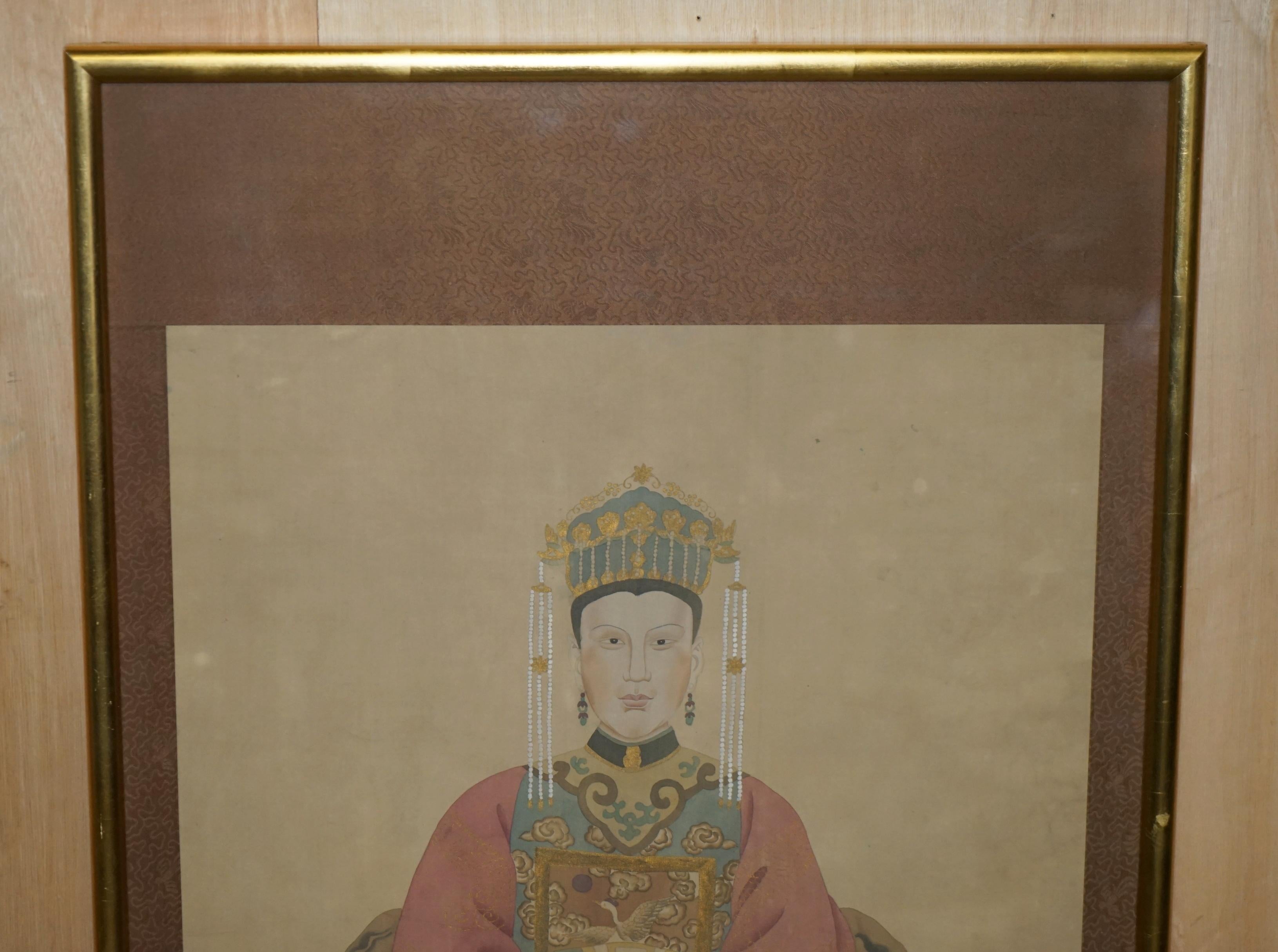 LARGE PAIR OF 133X78CM ANTIQUE CHINESE ANCESTRAL PORTRAITS MIT GOLDENEN Bordüren (Chinoiserie) im Angebot