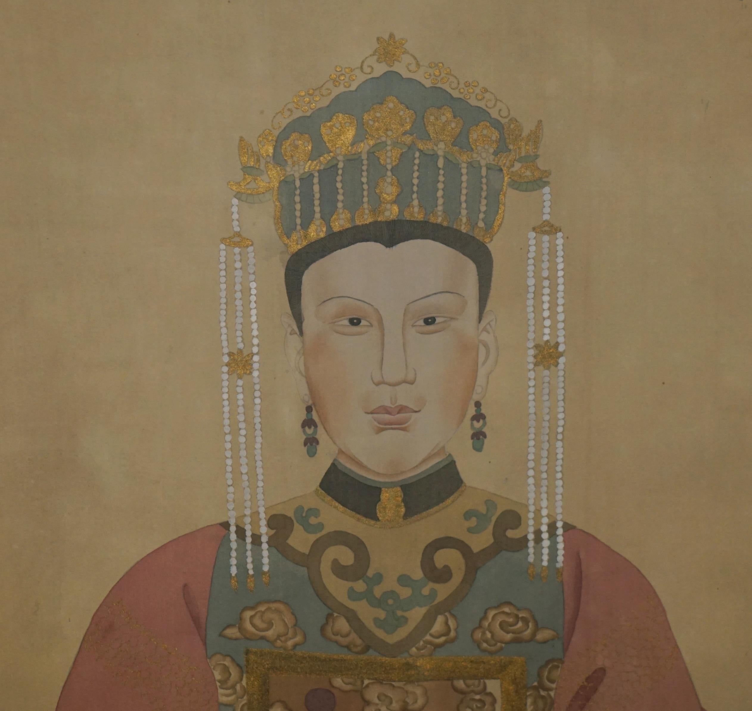 LARGE PAIR OF 133X78CM ANTIQUE CHINESE ANCESTRAL PORTRAITS MIT GOLDENEN Bordüren (Chinesisch) im Angebot