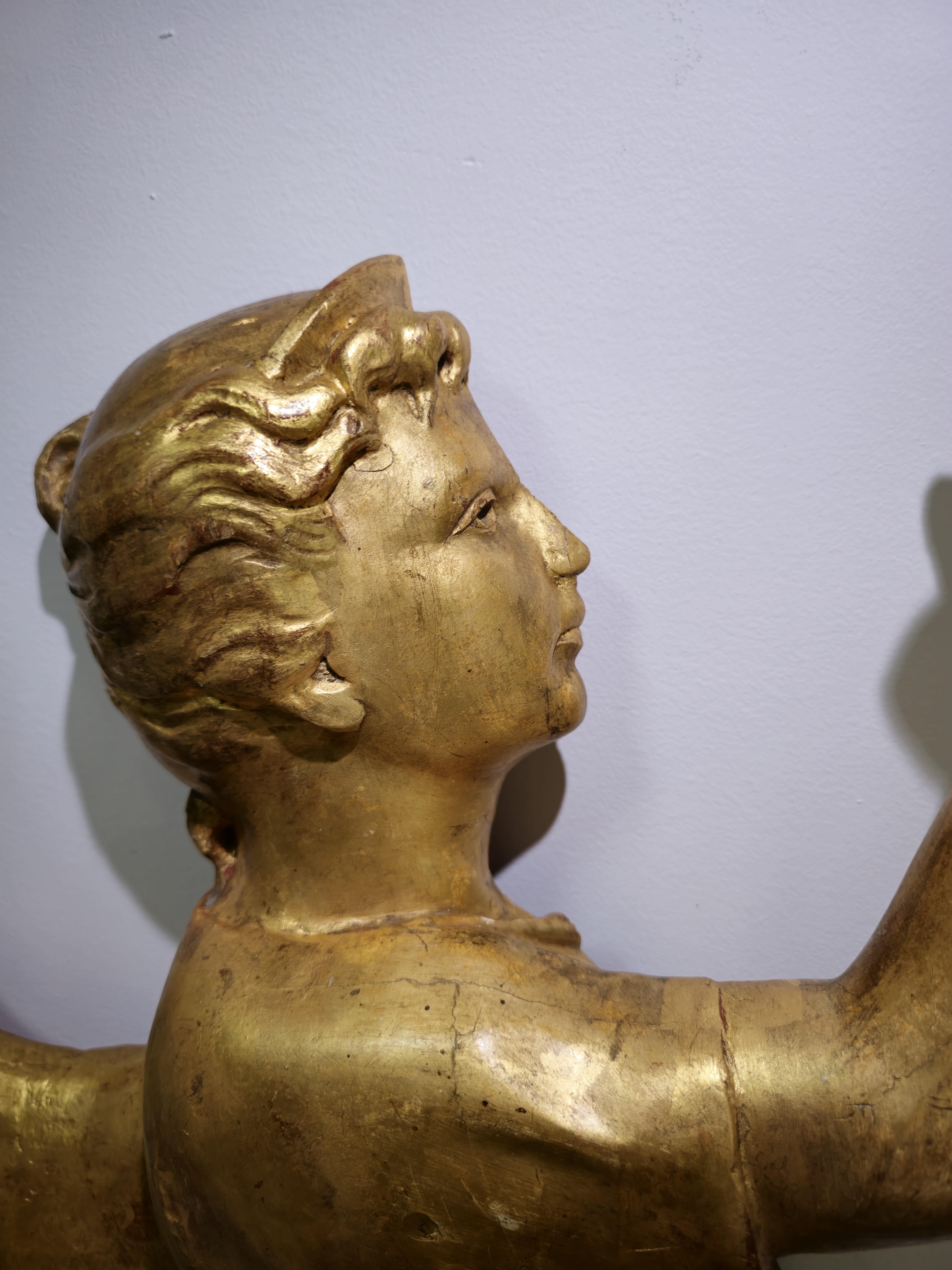 Large Pair of 18th Century Angels in Gilded Wood with 24k Gold 105 cm high For Sale 7