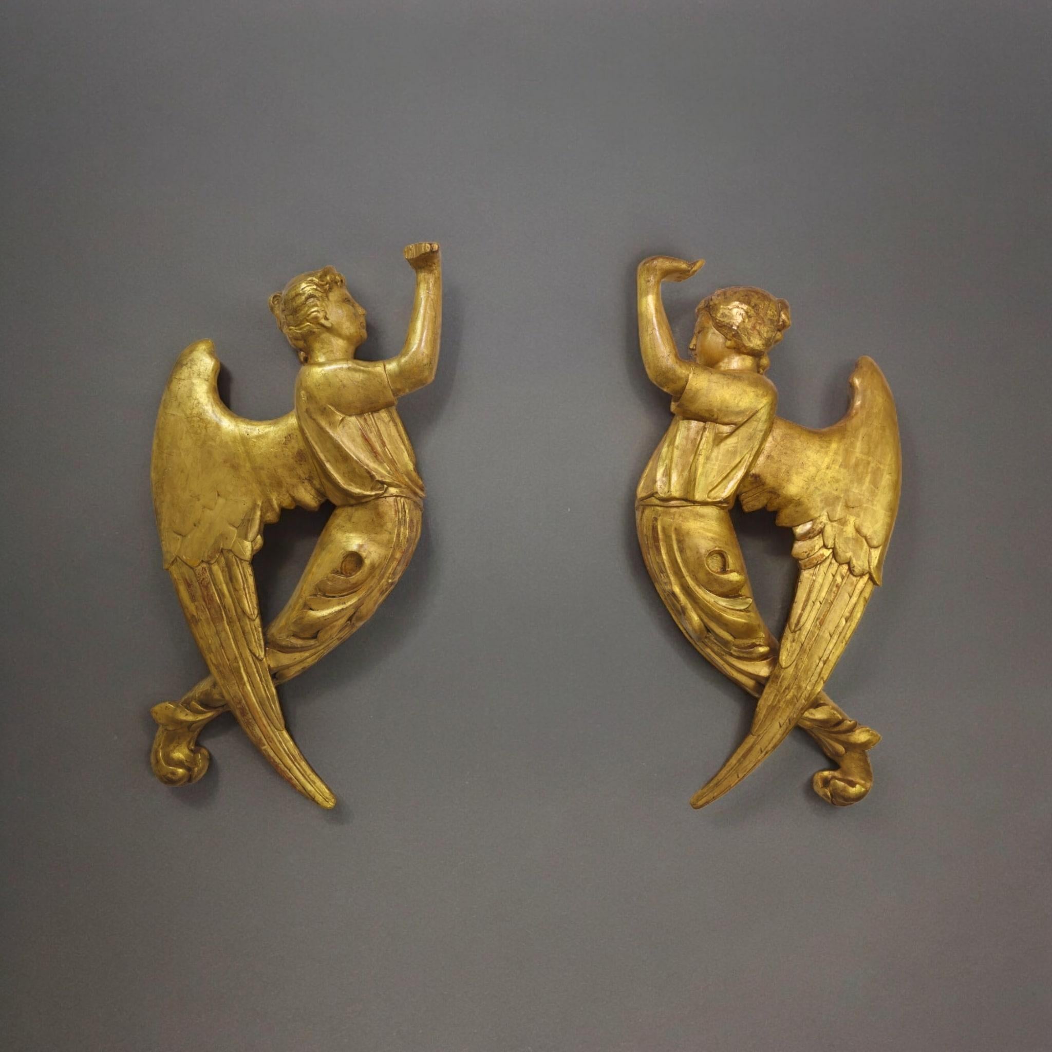 Large Pair of 18th Century Angels in Gilded Wood with 24k Gold 105 cm high For Sale 11