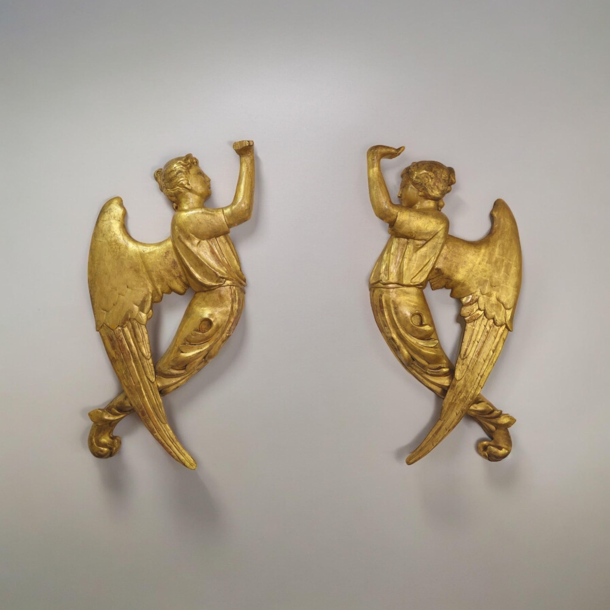 Large Pair of 18th Century Angels in Gilded Wood with 24k Gold 105 cm high For Sale 12