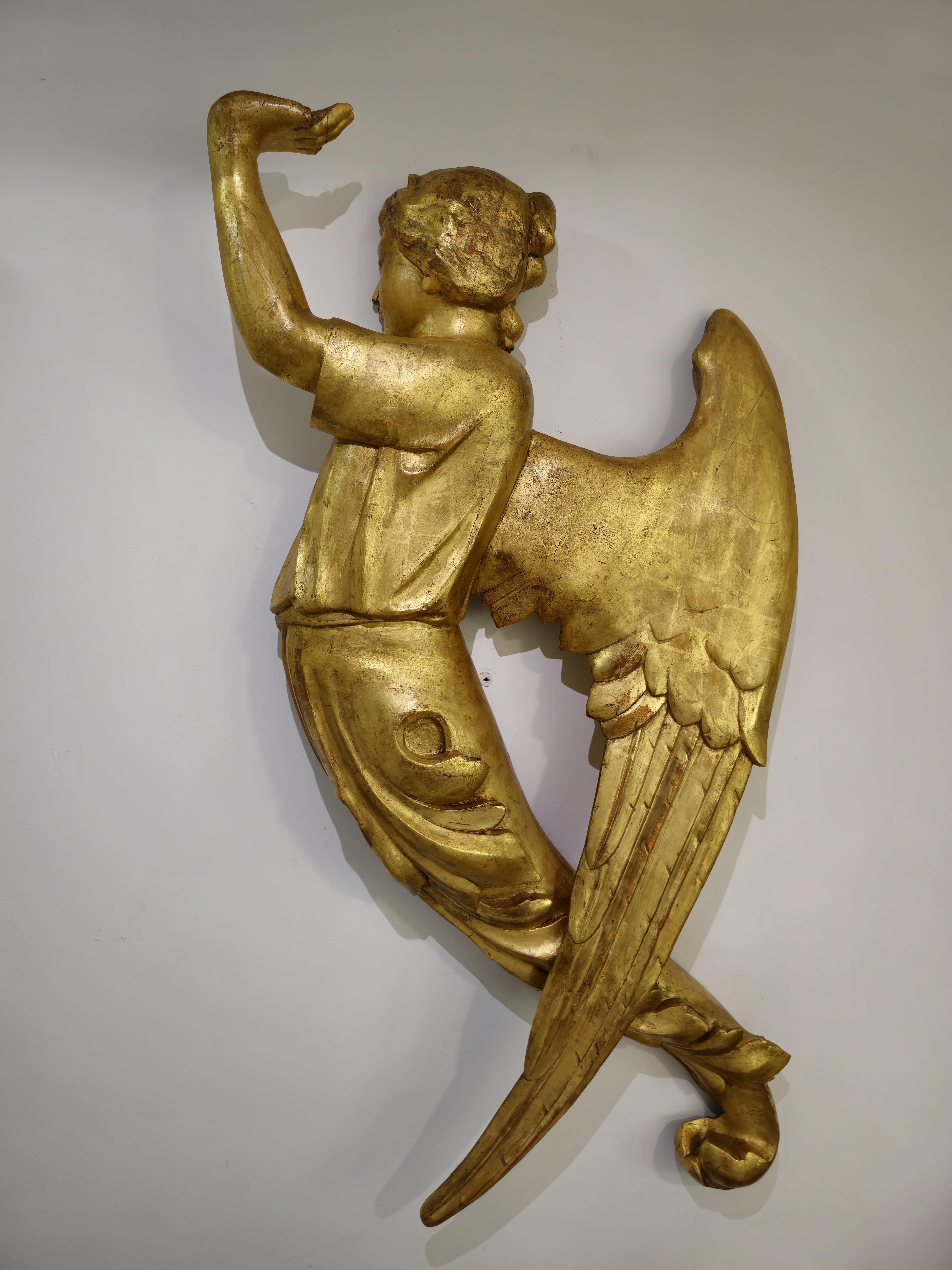 Add a touch of history and elegance to your collection with this magnificent pair of 18th century angels. Possibly of French origin, these exceptional pieces are carved from wood and gilded with 24k gold, standing out for their beauty and