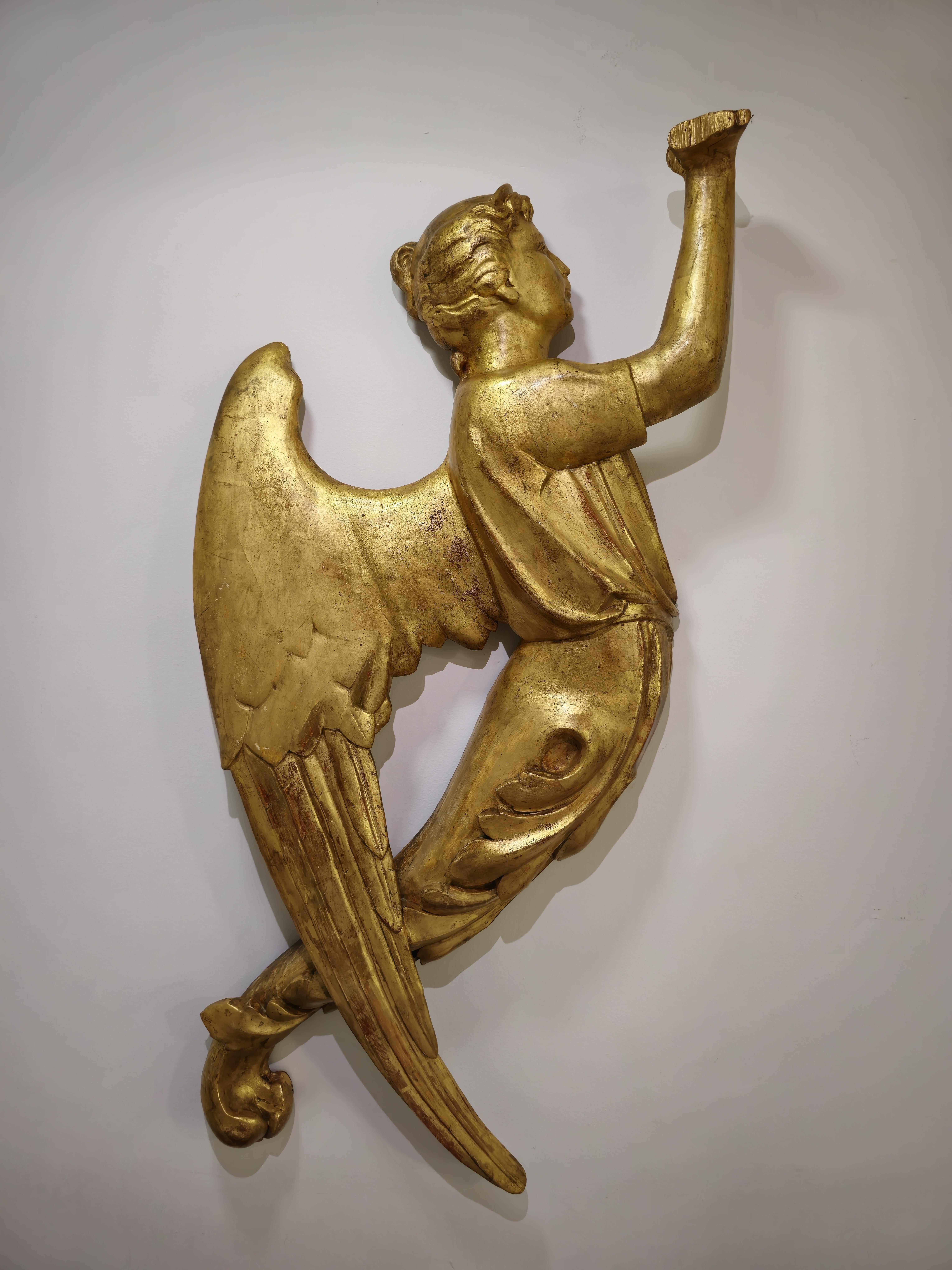 Large Pair of 18th Century Angels in Gilded Wood with 24k Gold 105 cm high In Good Condition For Sale In Madrid, ES