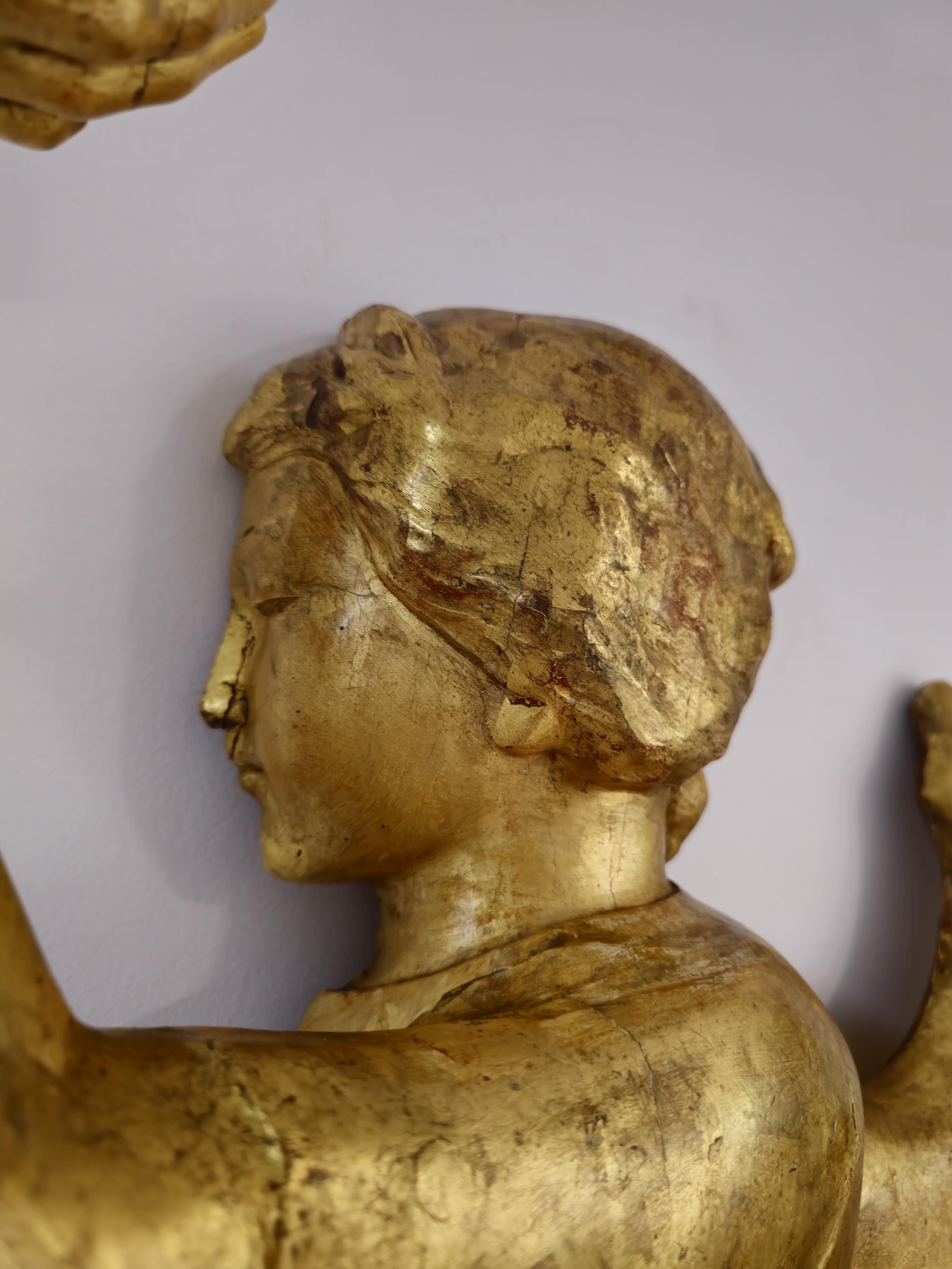Large Pair of 18th Century Angels in Gilded Wood with 24k Gold 105 cm high For Sale 1