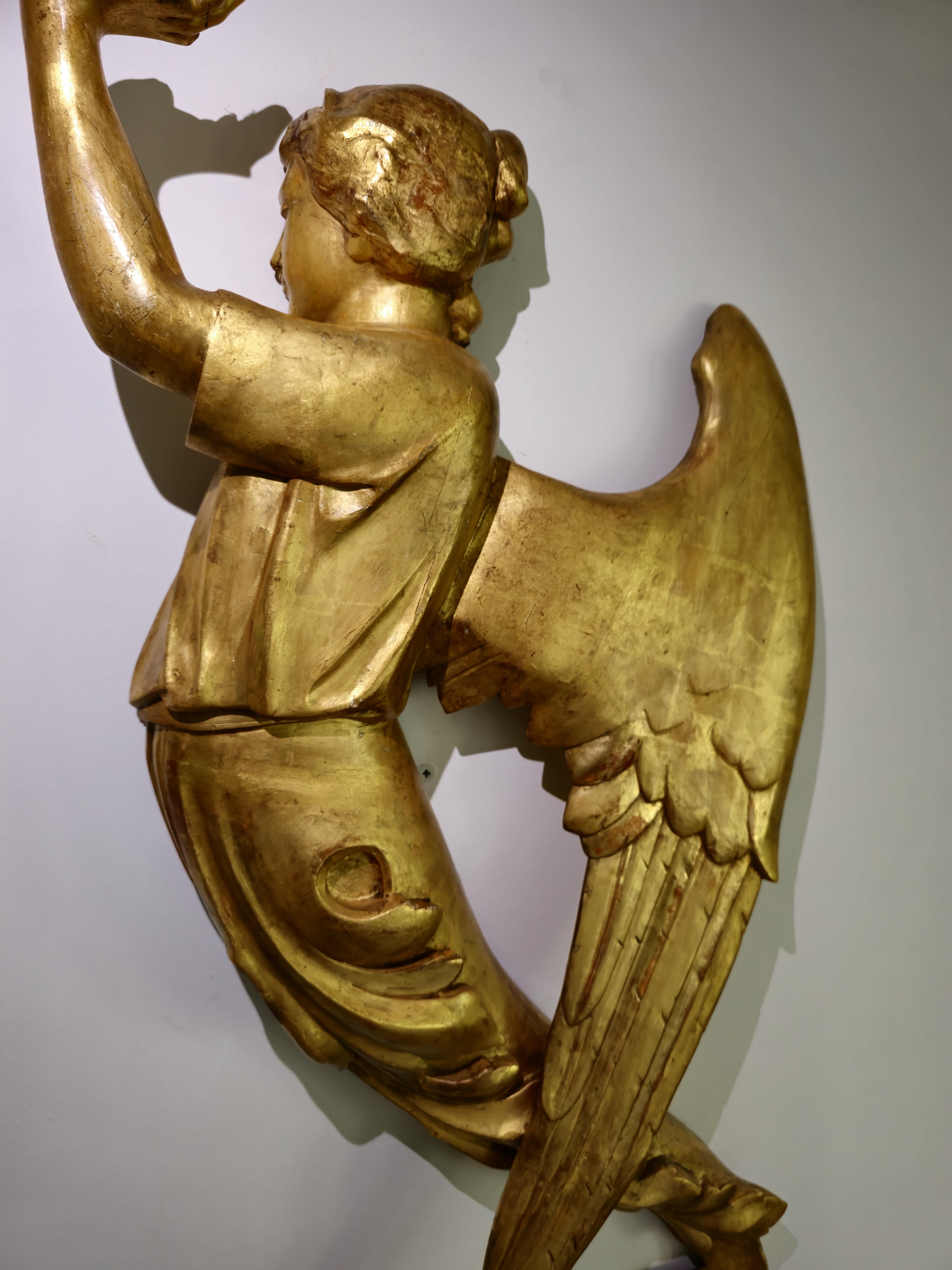 Large Pair of 18th Century Angels in Gilded Wood with 24k Gold 105 cm high For Sale 3
